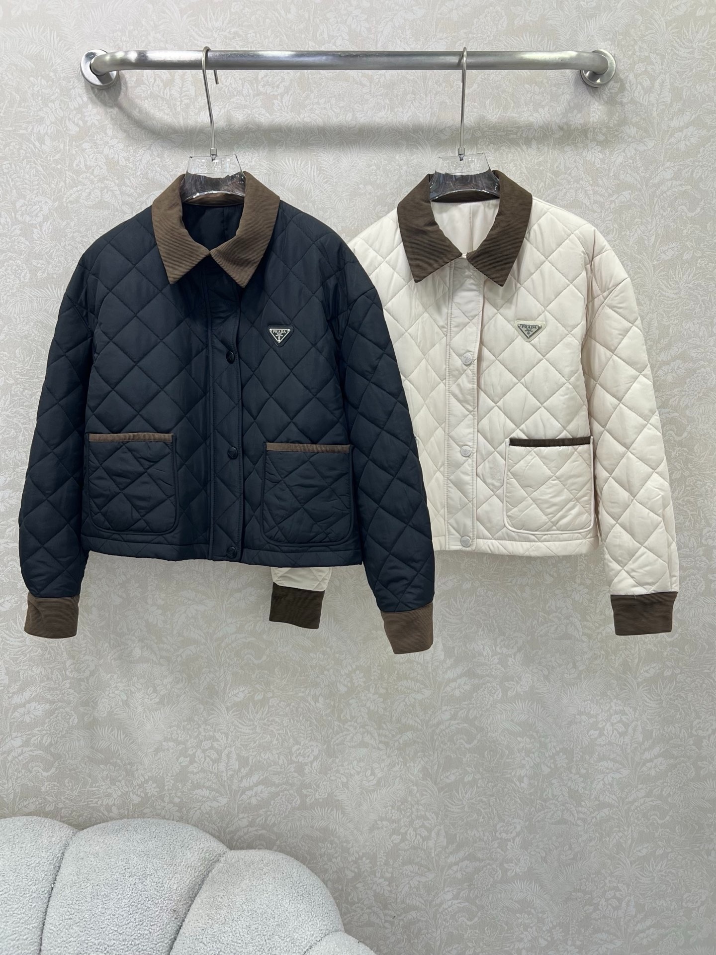 프라다 25 신상 퀼팅 숏 패딩