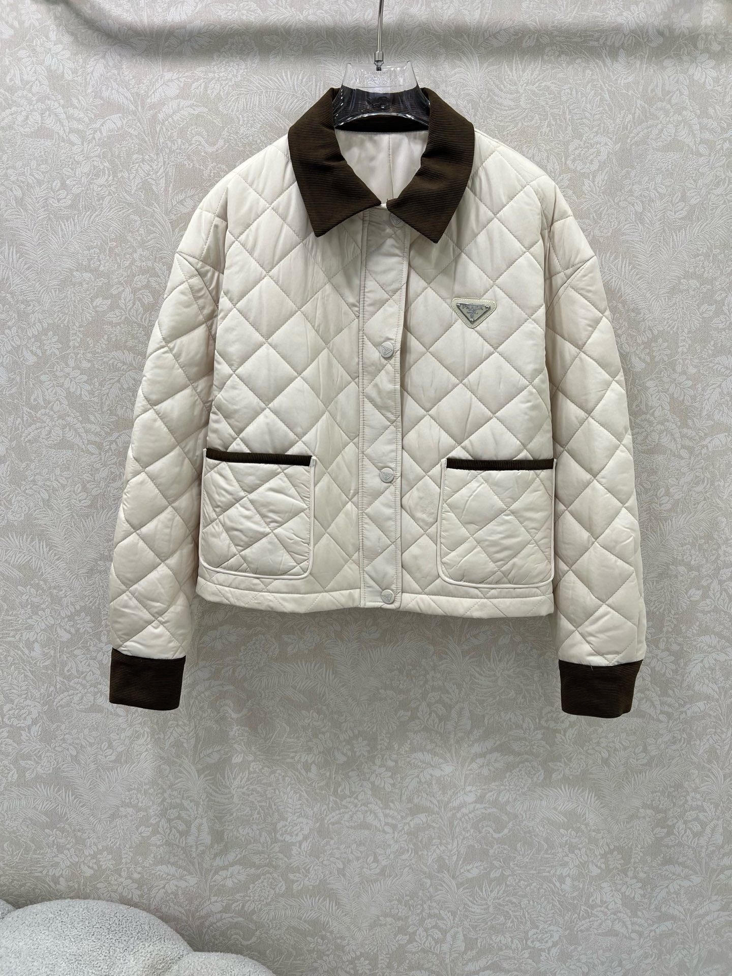 프라다 25 신상 퀼팅 숏 패딩