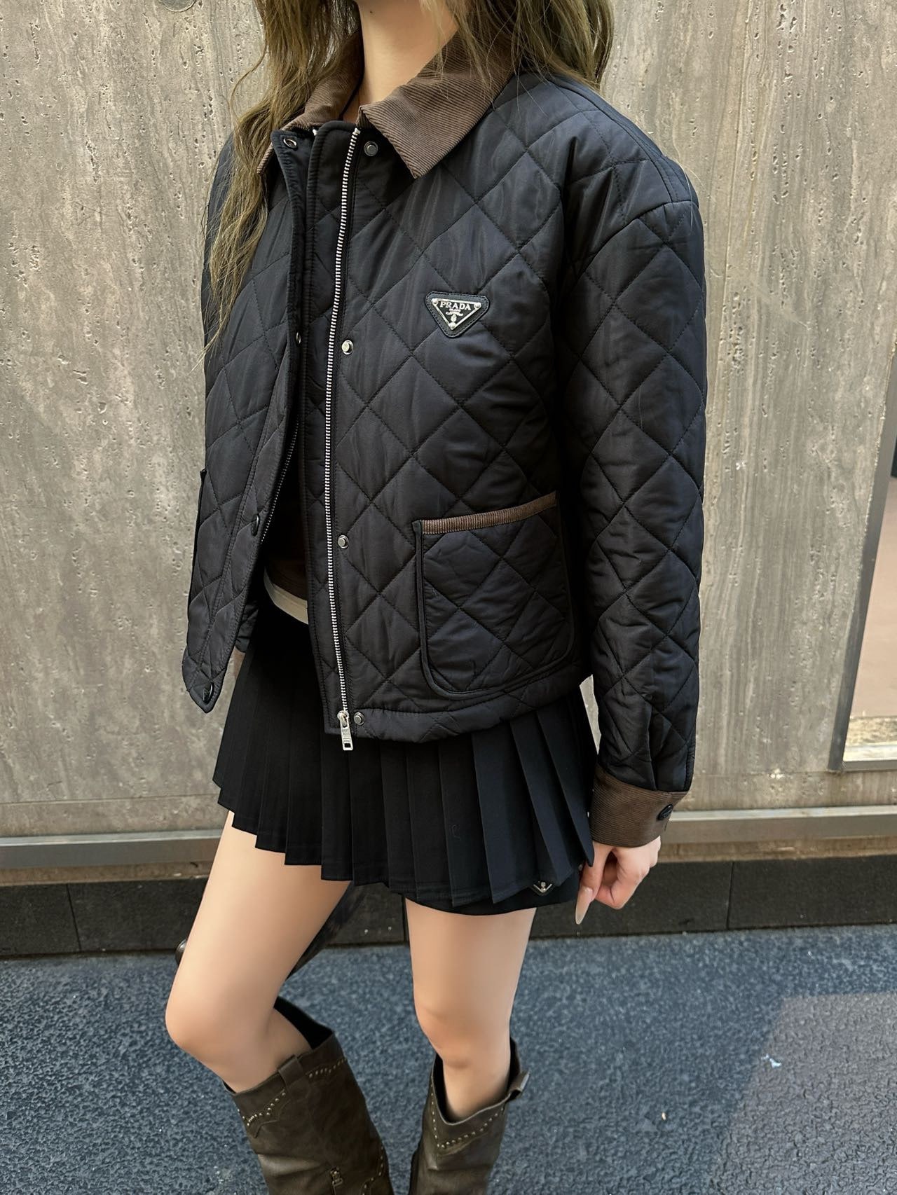프라다 25 신상 퀼팅 숏 패딩