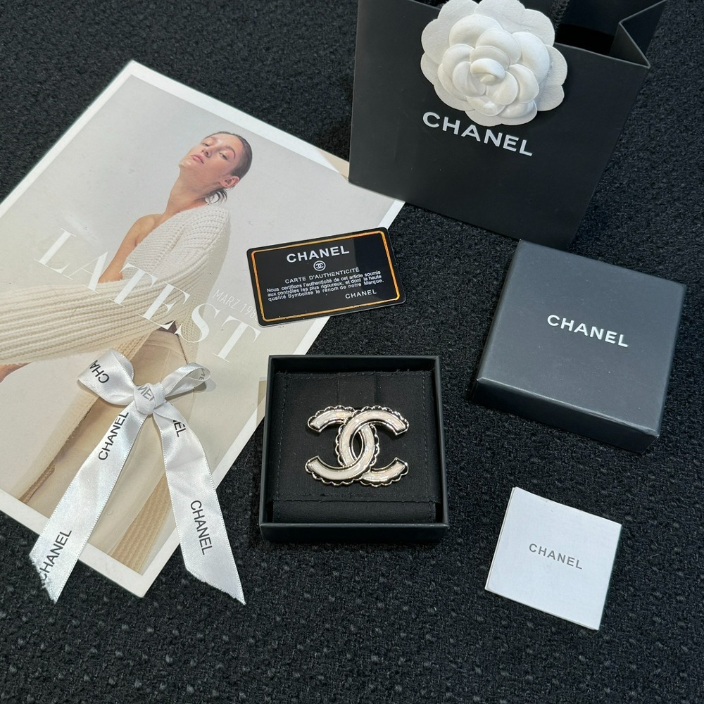 샤넬넬 더블c 브로치