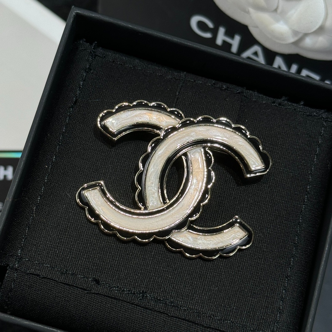 샤넬넬 더블c 브로치