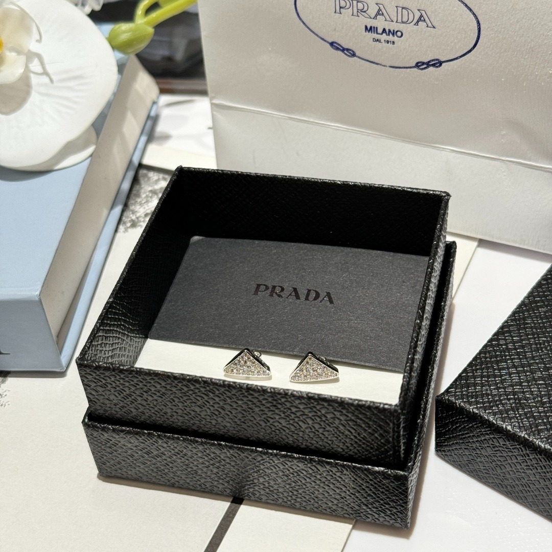 프라다 신상 삼각 올 큐빅 귀걸이