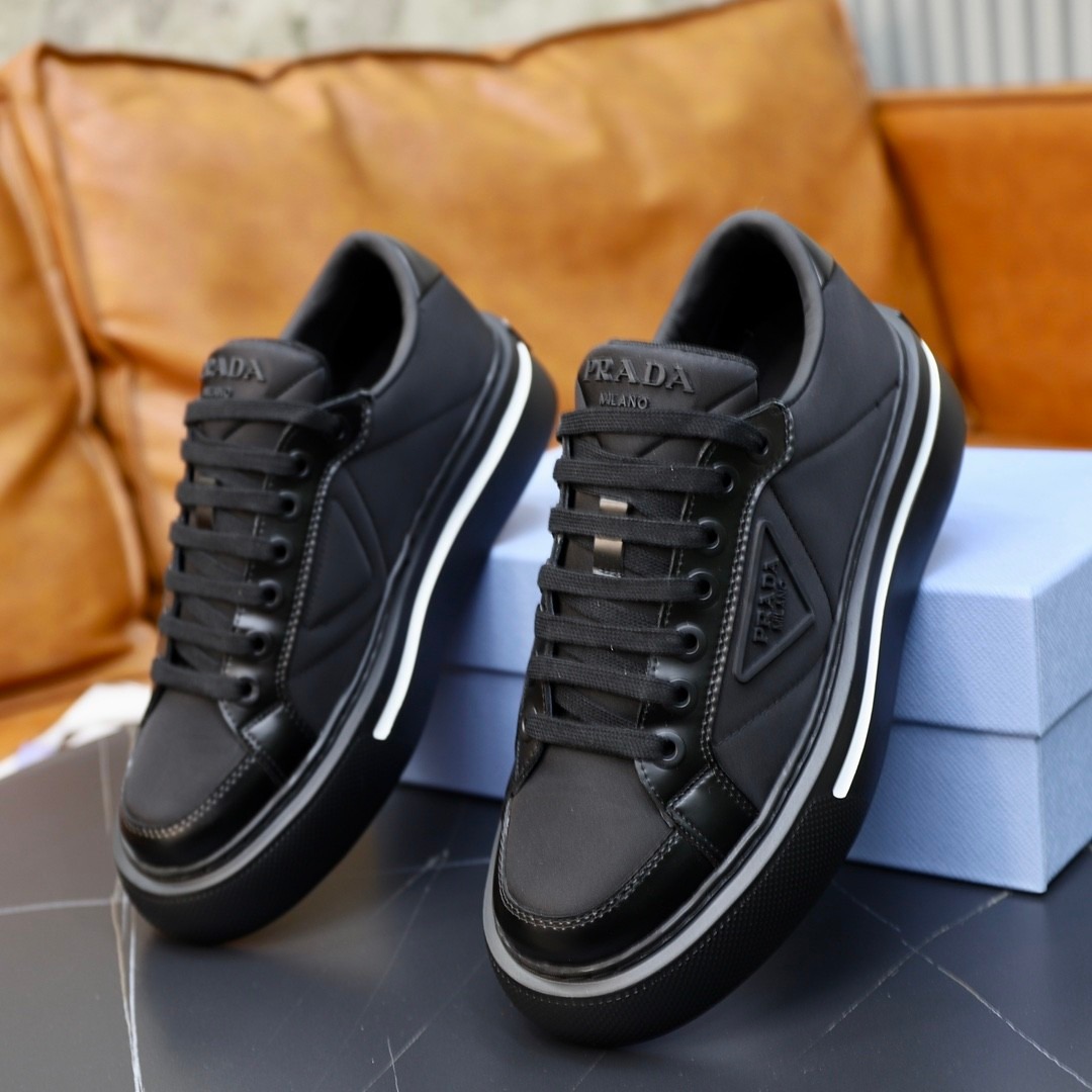프라다 매크로 리나일론 브러시드 레더 스니커즈