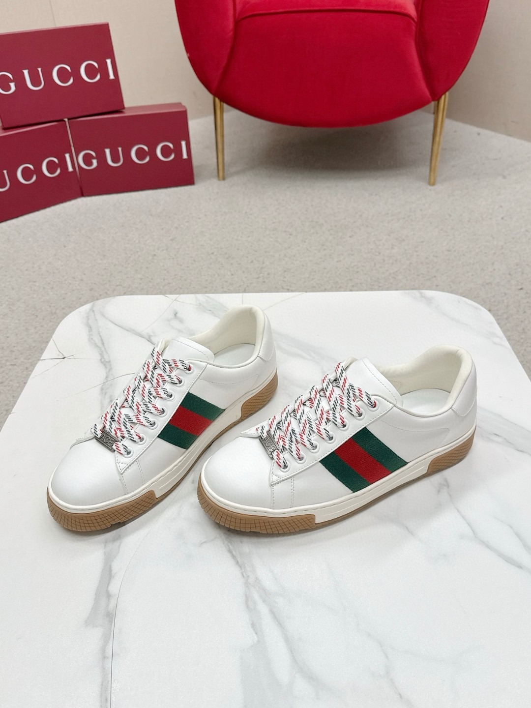 구찌 ACE 로우탑 가죽 스니커즈