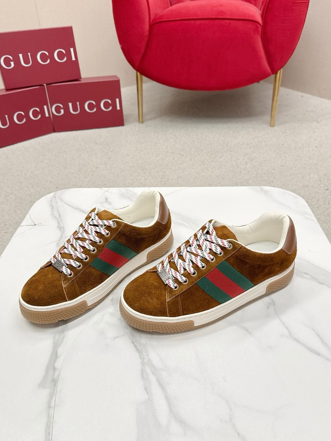 구찌 ACE 로우탑 가죽 스니커즈