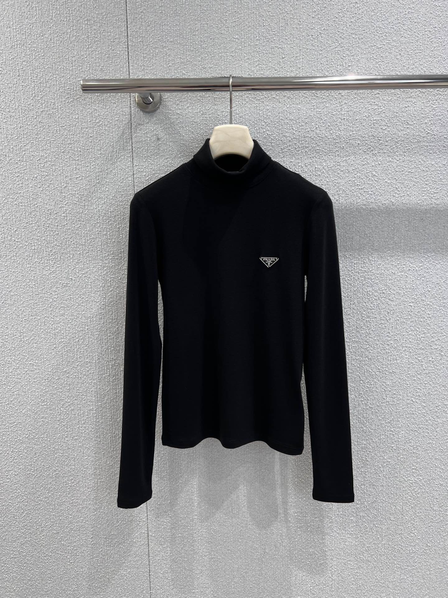 프라다 신상 터틀넥 긴팔