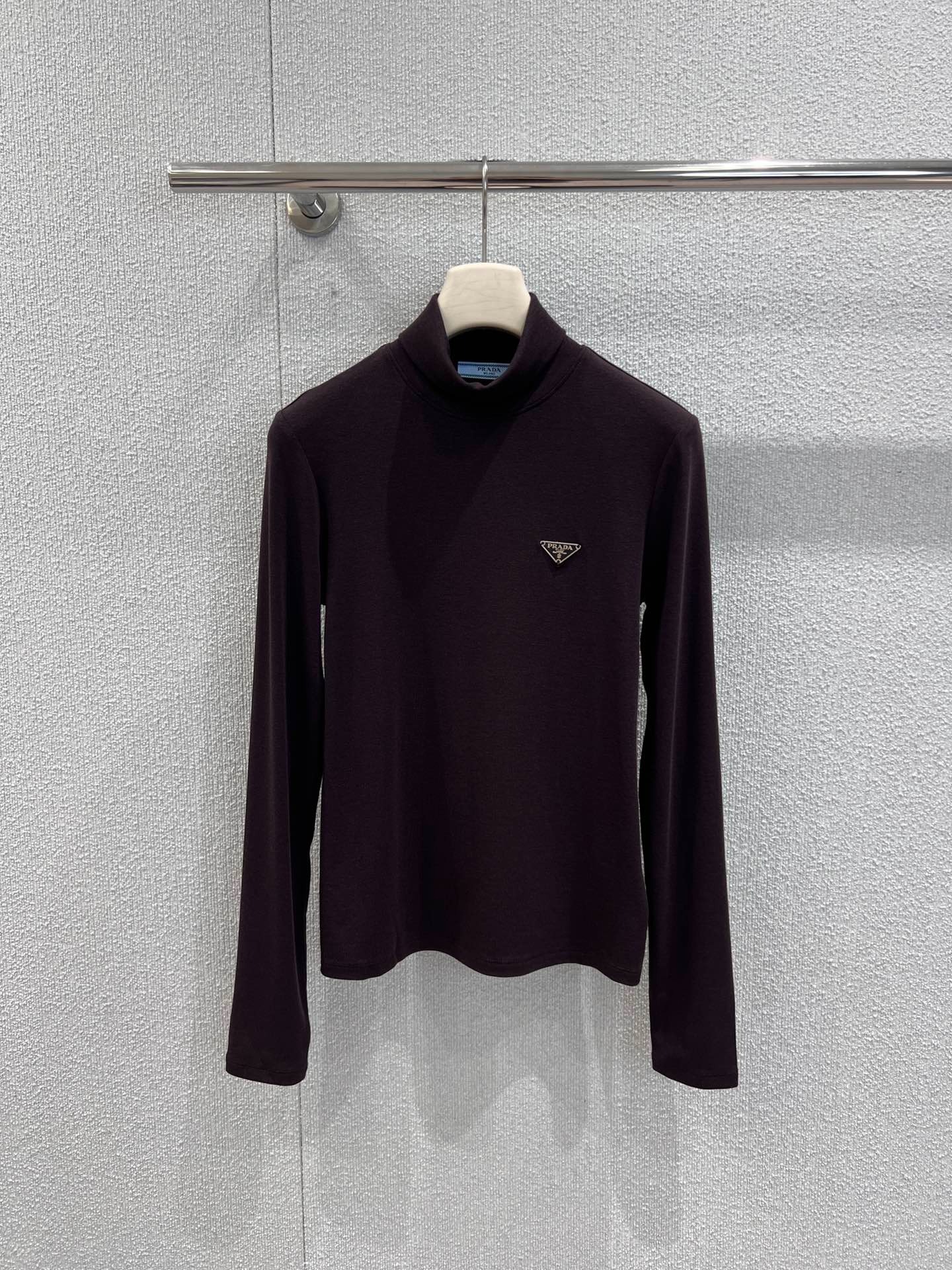 프라다 신상 터틀넥 긴팔