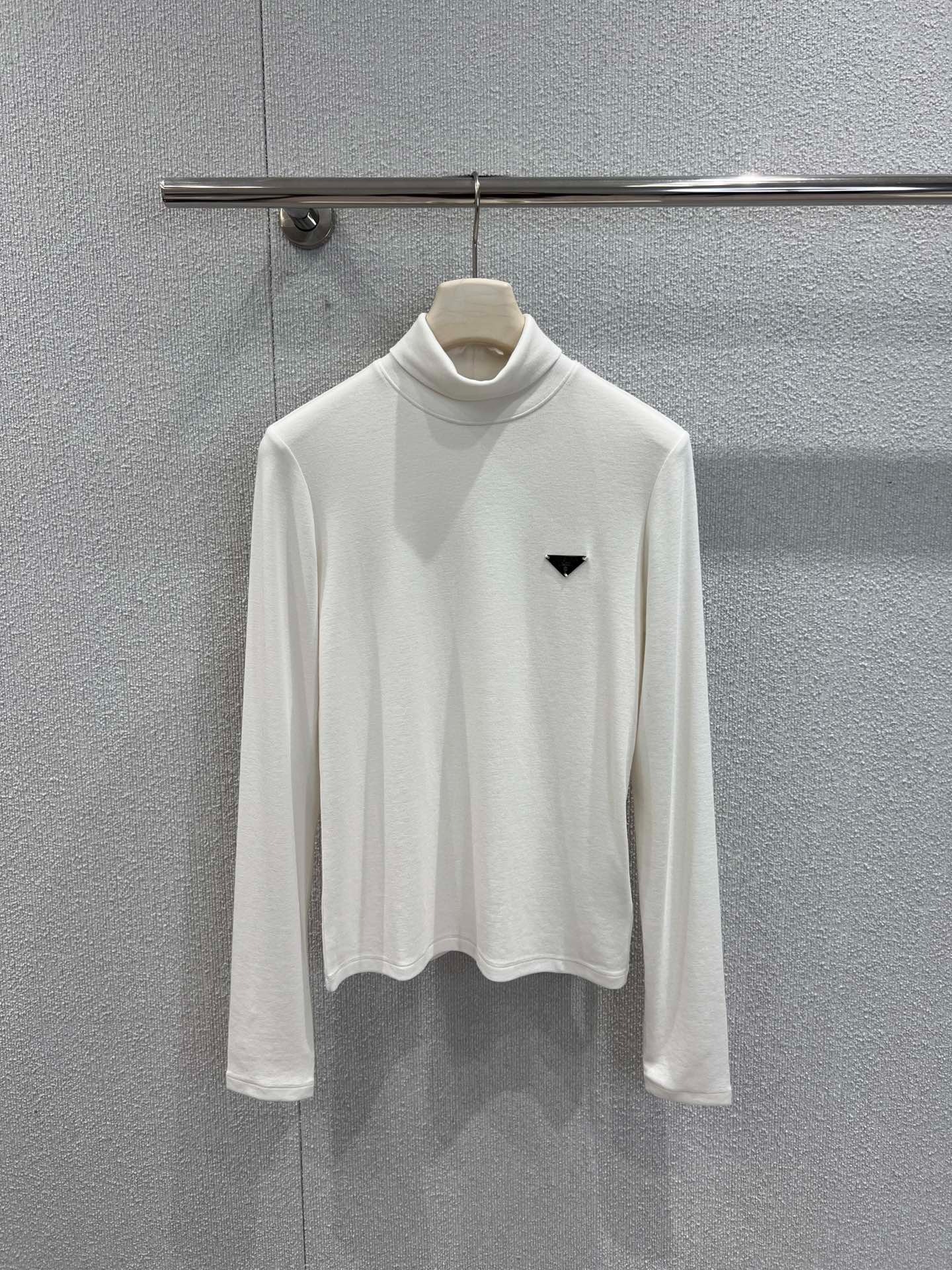 프라다 신상 터틀넥 긴팔