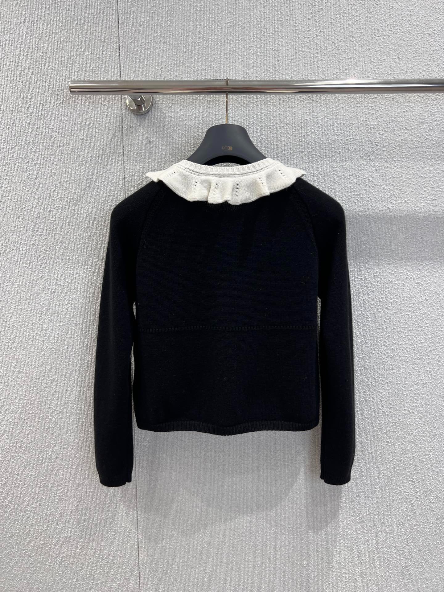 루이비통 26SS 프릴넥 숏니트 가디건