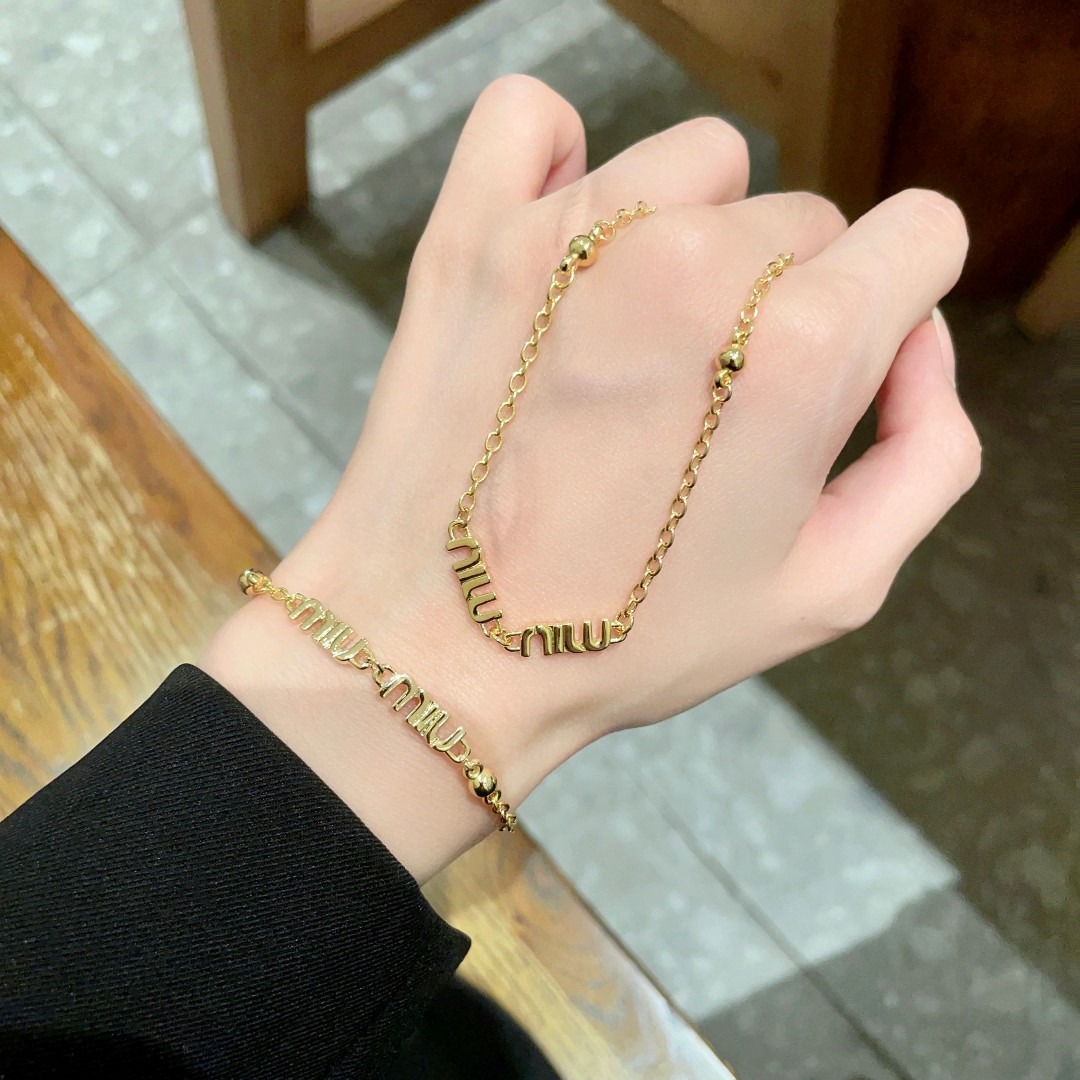 미우미우 이니셜 목걸이