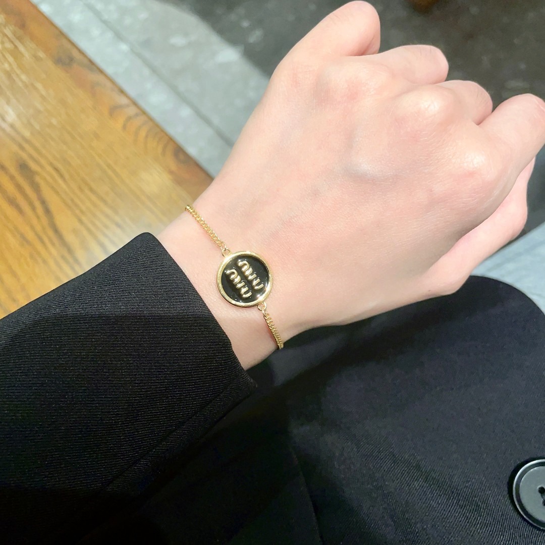 미우미우 레터링 팔찌