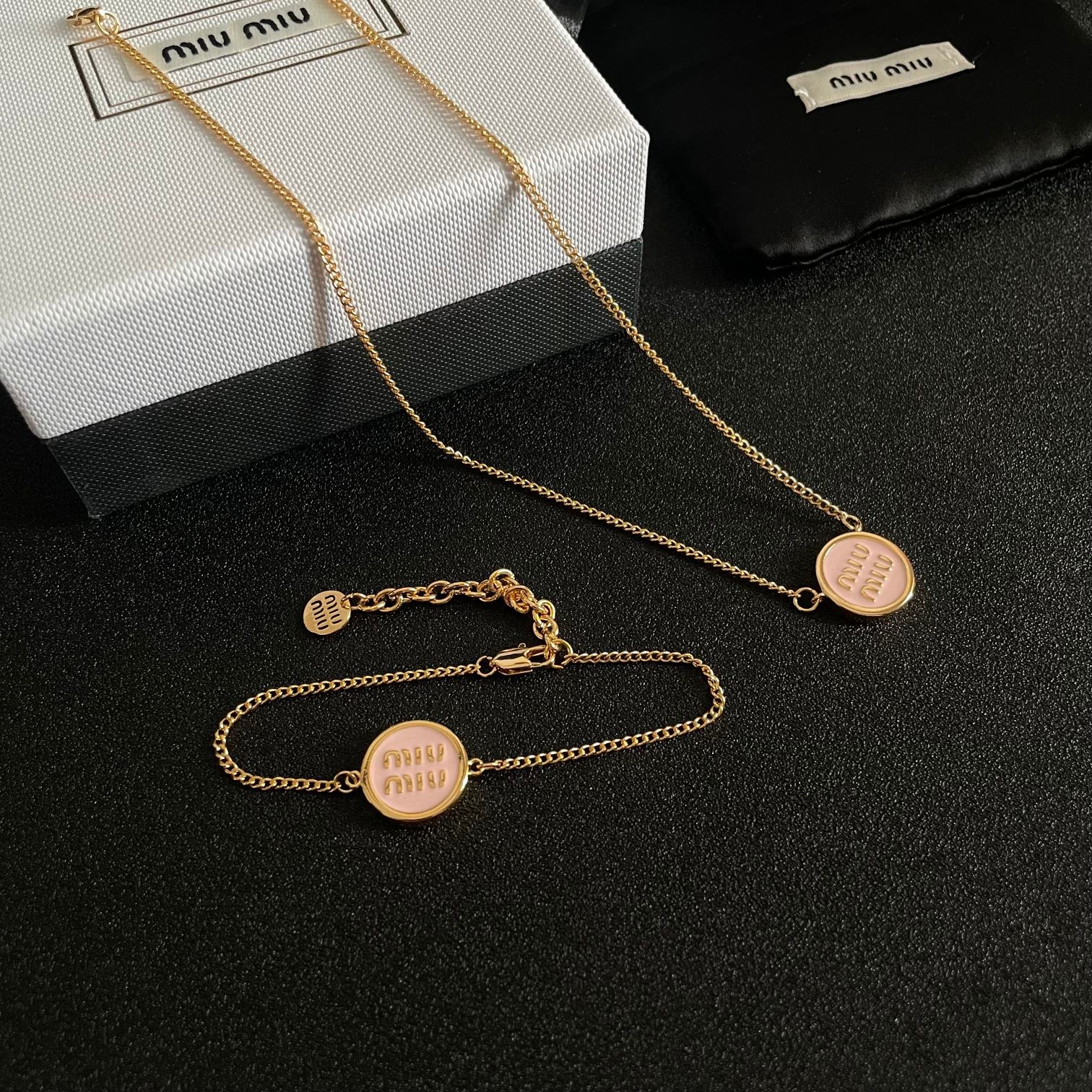 미우미우 레터링 팔찌