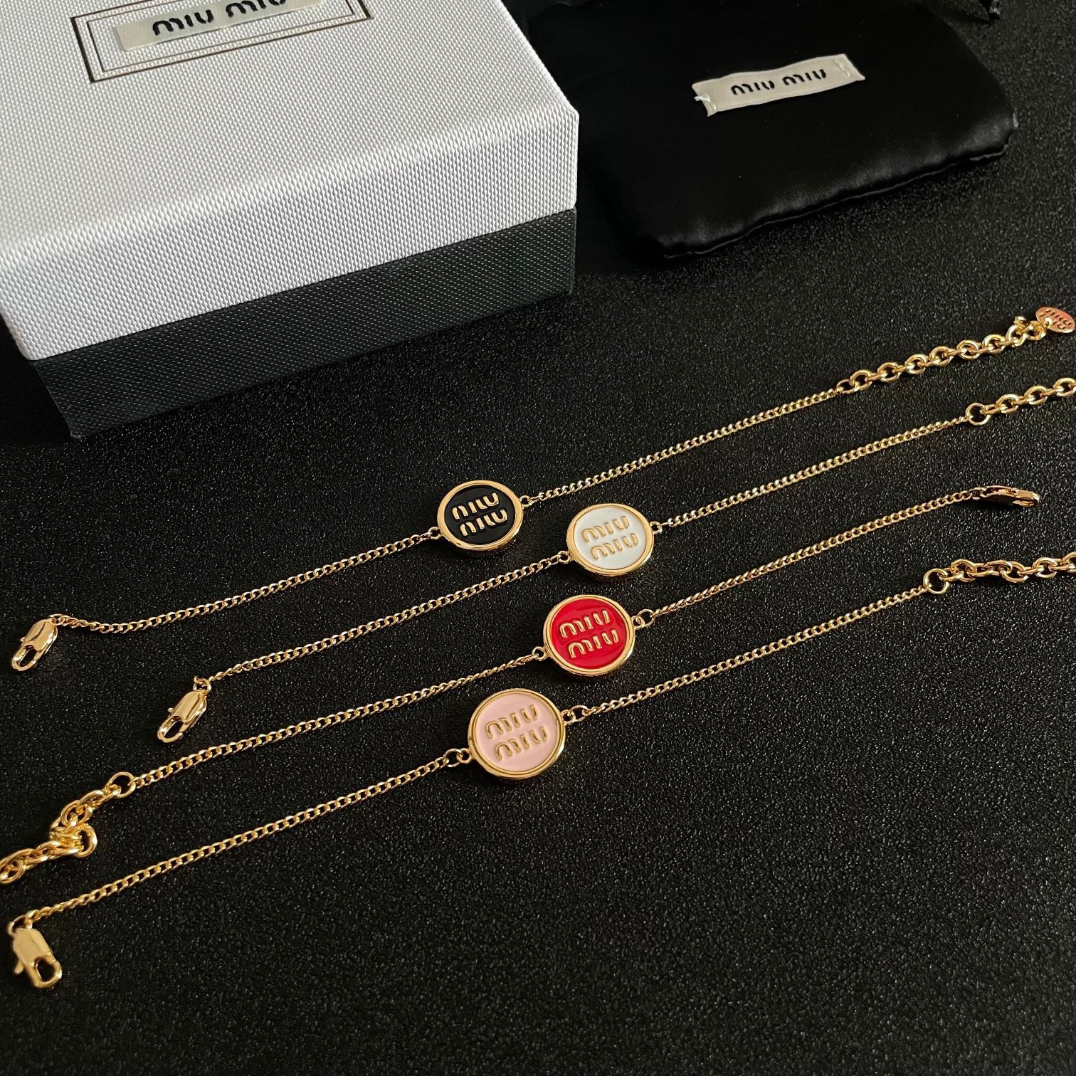 미우미우 레터링 팔찌