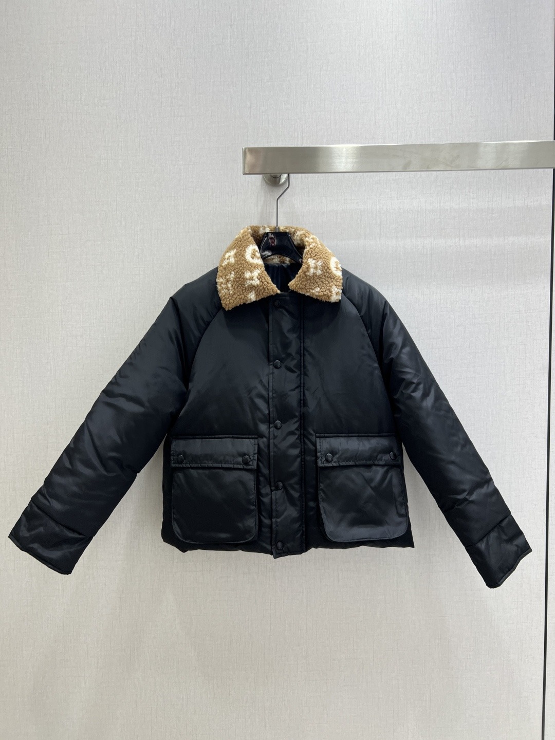 루이비통 25 신상 프린트 넥 패딩 코트