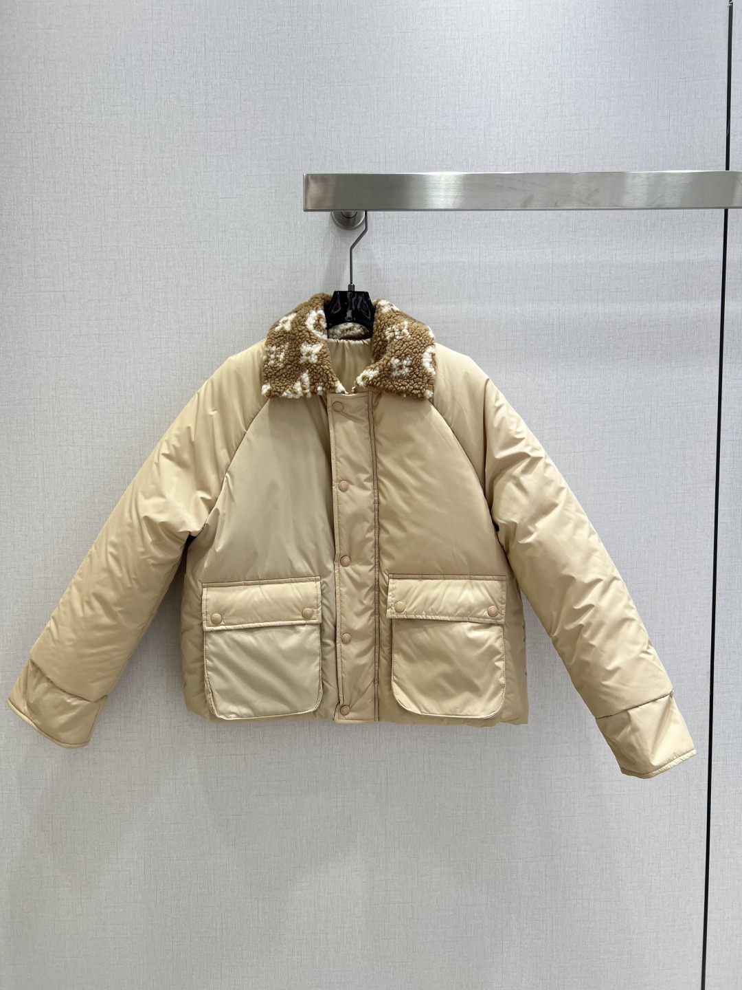 루이비통 25 신상 프린트 넥 패딩 코트