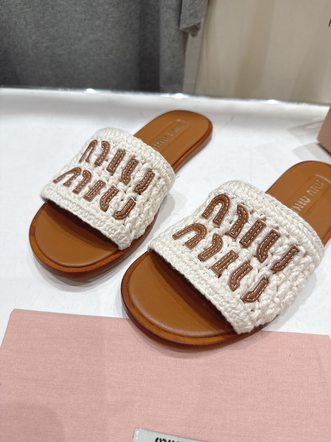 미우미우 26ss 신상 플랫 샌들