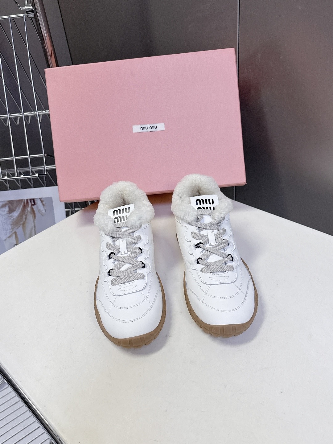 미우미우 신상 퍼 캐주얼화