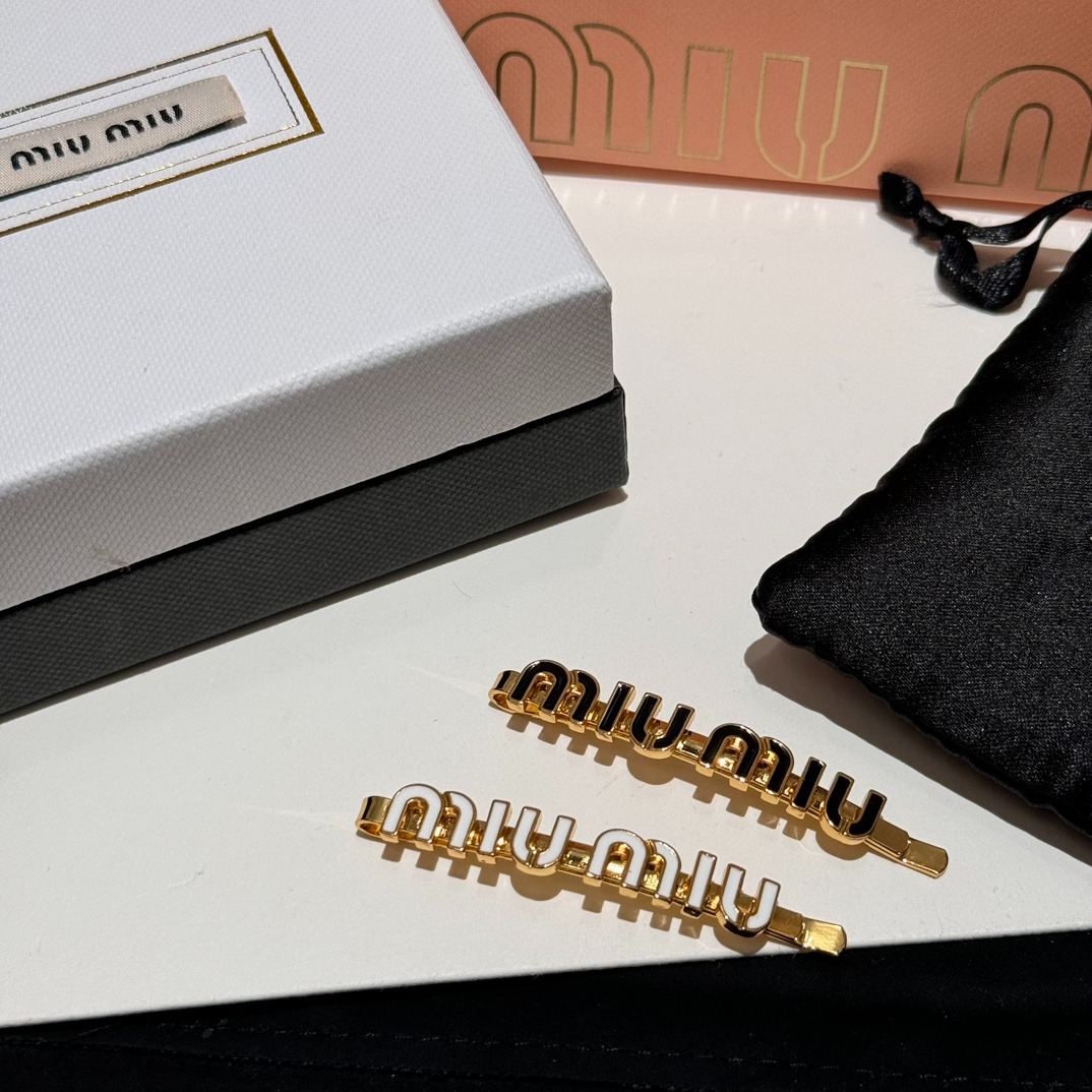 미우미우 블랙/화이트 에나멜 클립집게핀