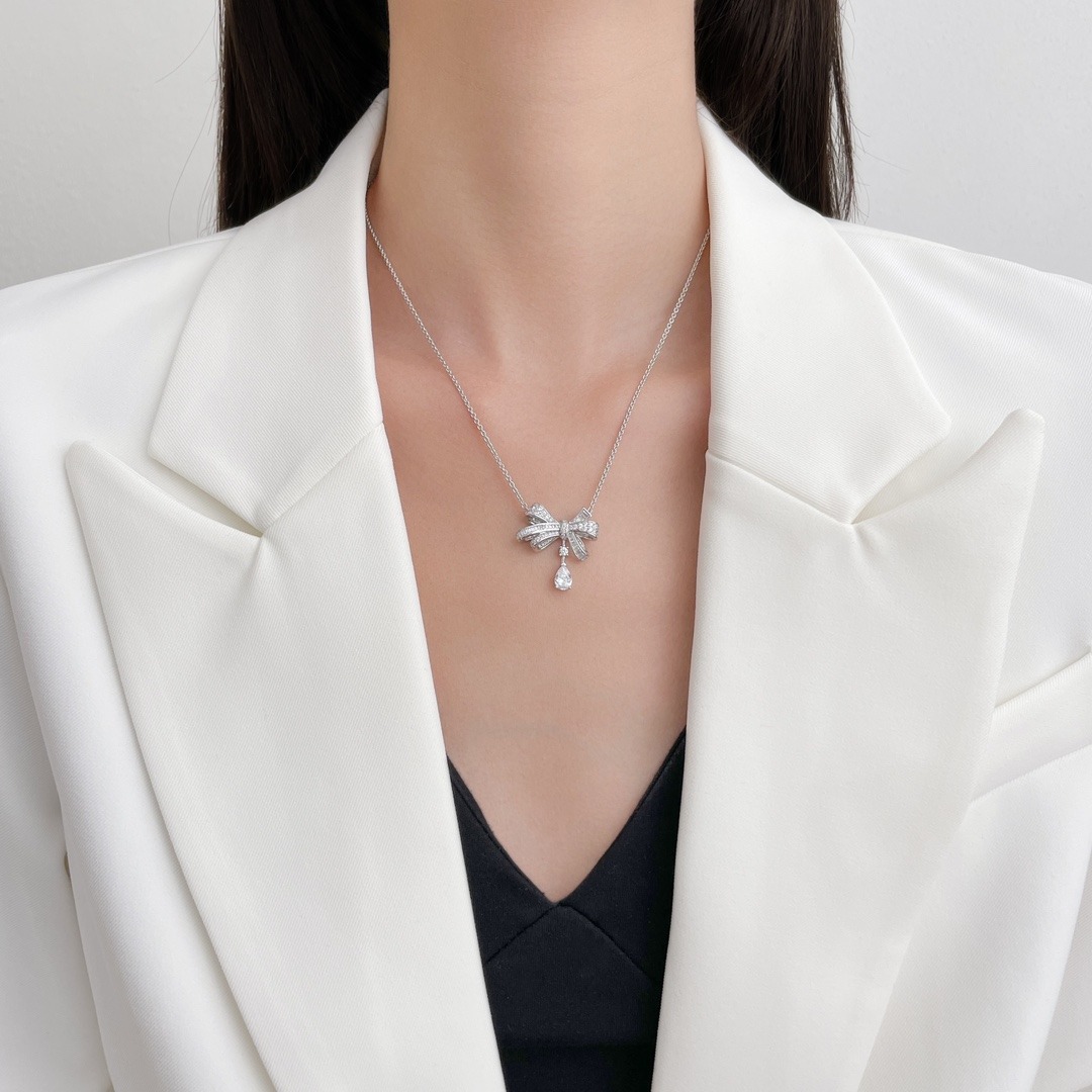 그라프 틸다의 보우 네크리스