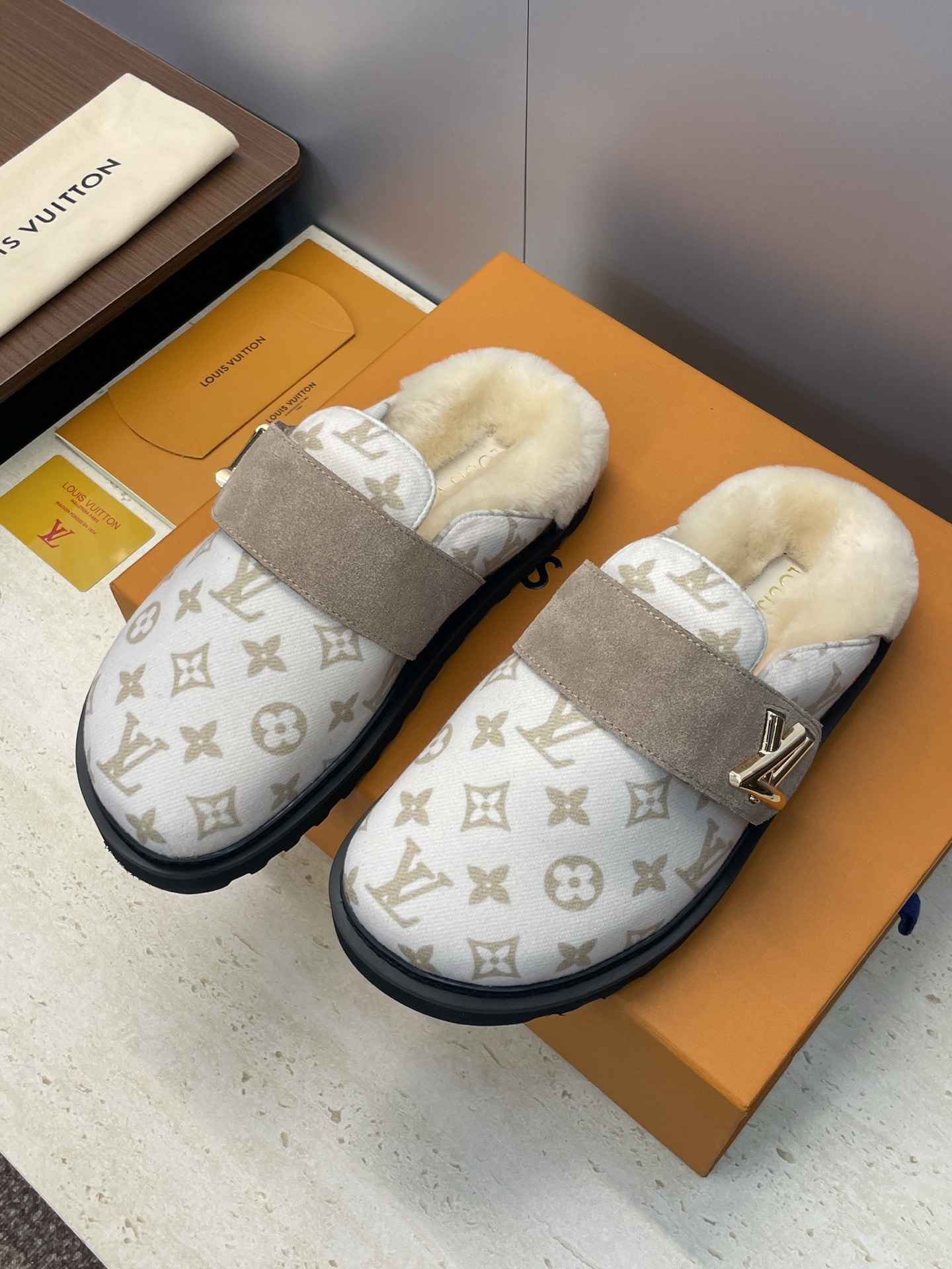 루이비통 스웨이드 컴포트 클로즈드 뮬