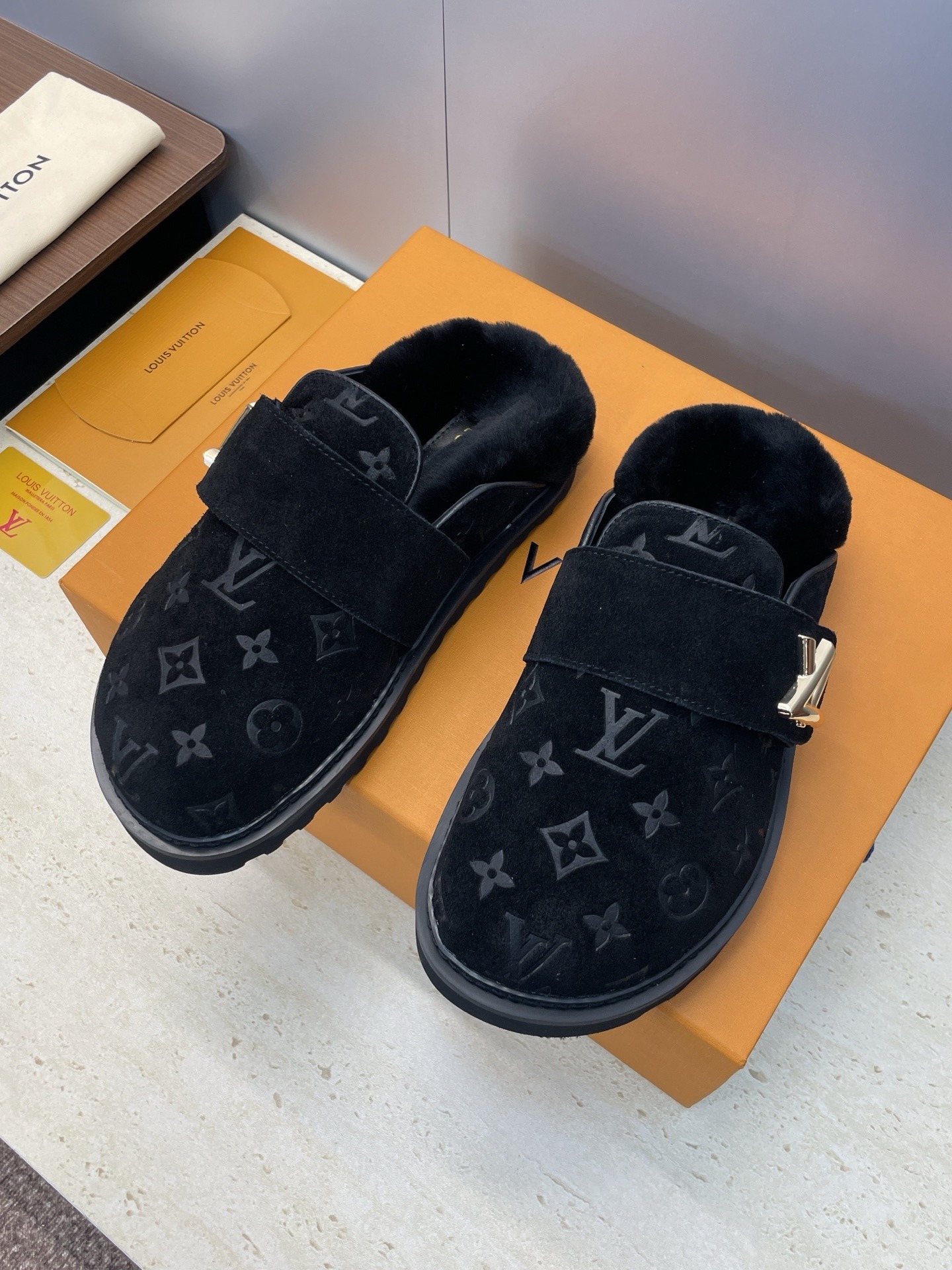 루이비통 스웨이드 컴포트 클로즈드 뮬