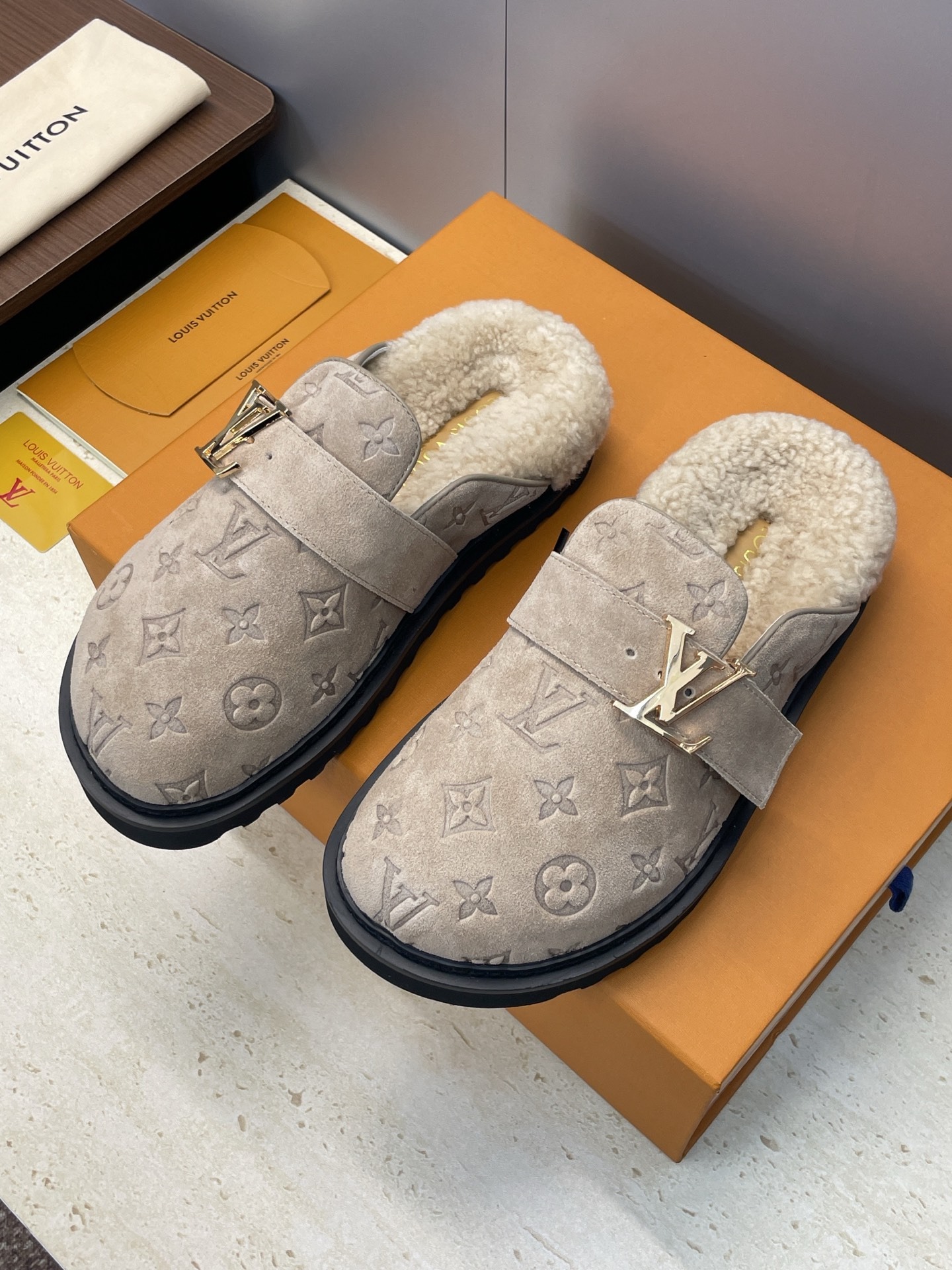 루이비통 스웨이드 컴포트 클로즈드 뮬