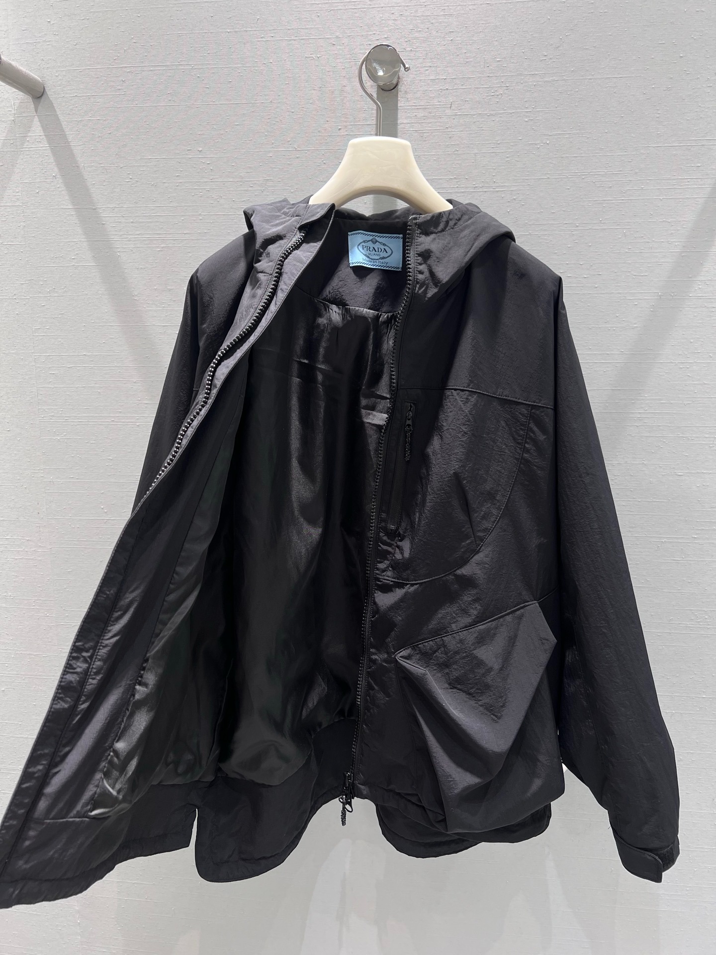 프라다 신상 삼각 로고 후드 바람막이 점퍼