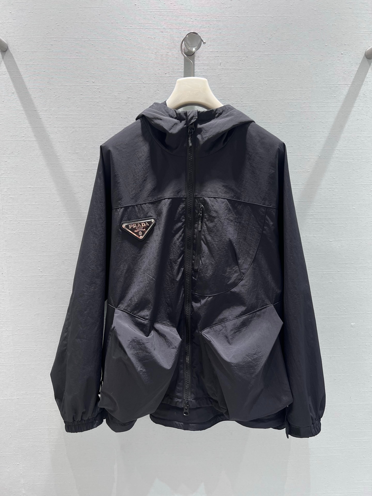 프라다 신상 삼각 로고 후드 바람막이 점퍼