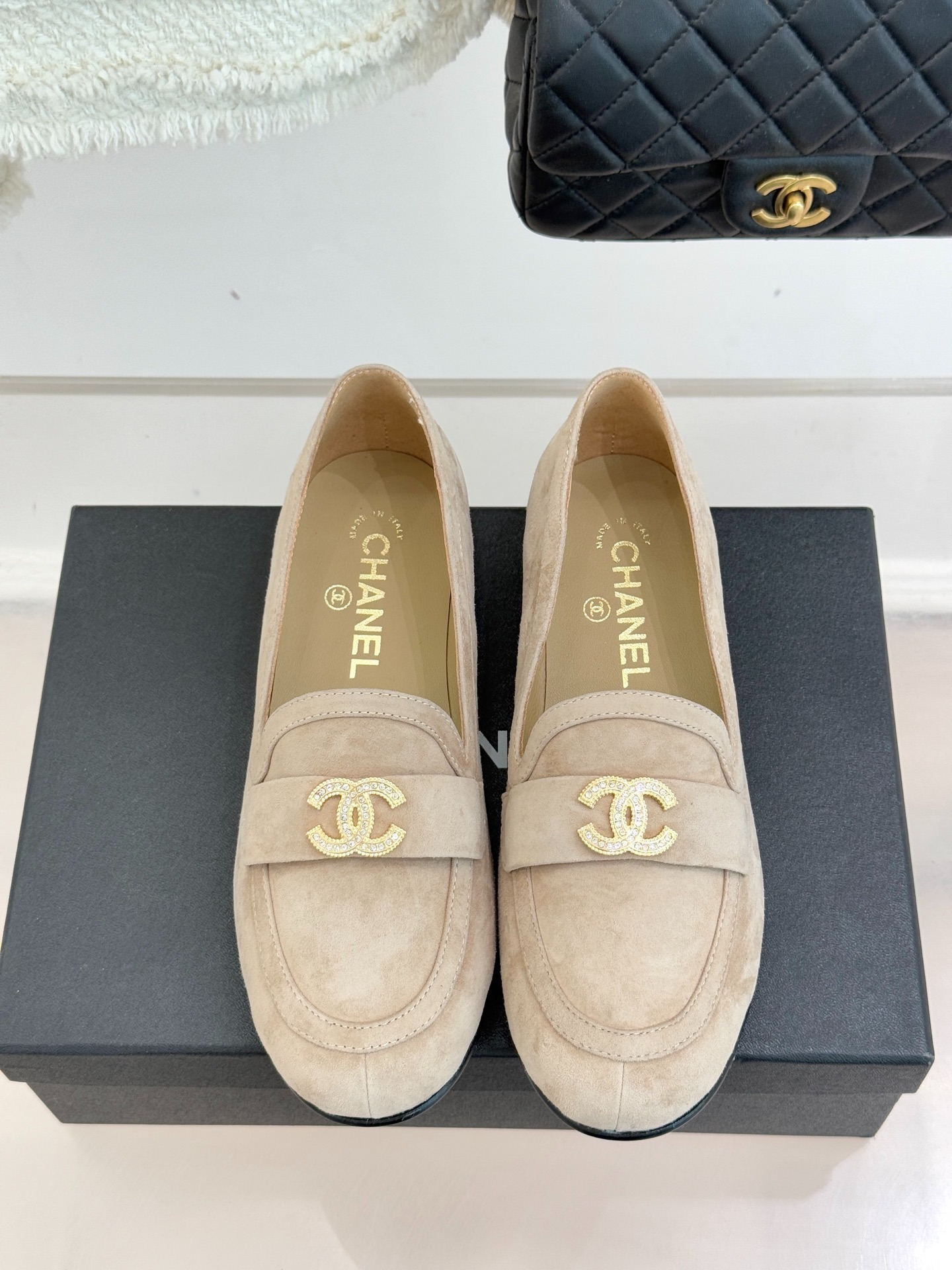 샤넬 25A 신상 돔 더블 C 로퍼