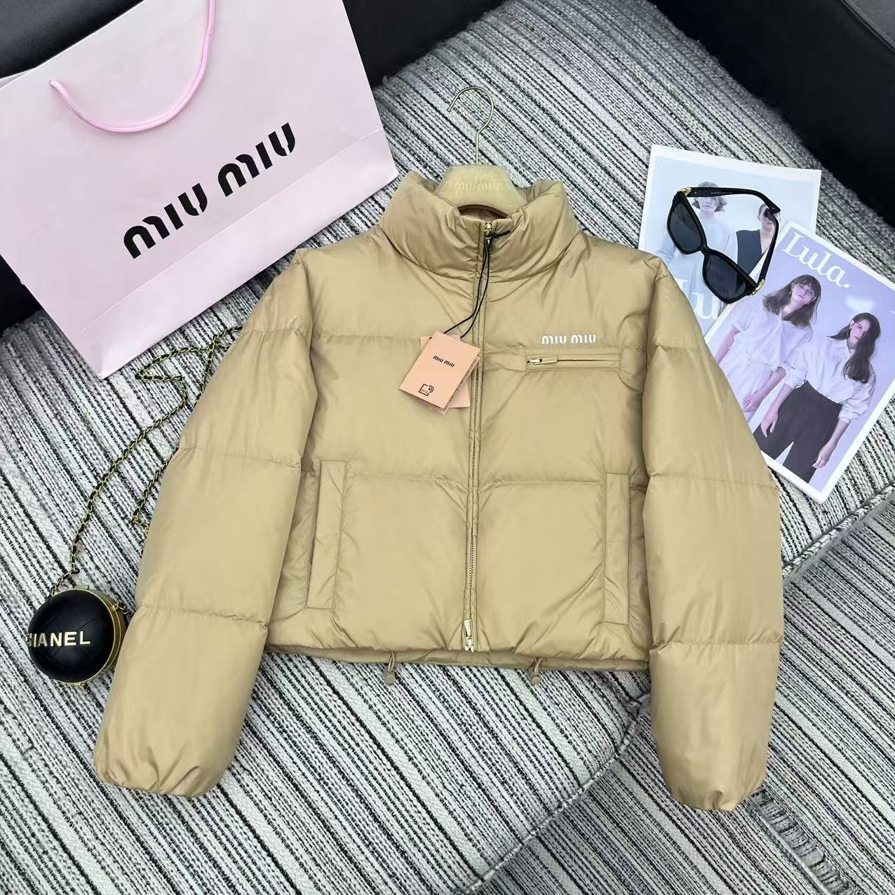 미우미우 신상 하이넥 숏다운 코트