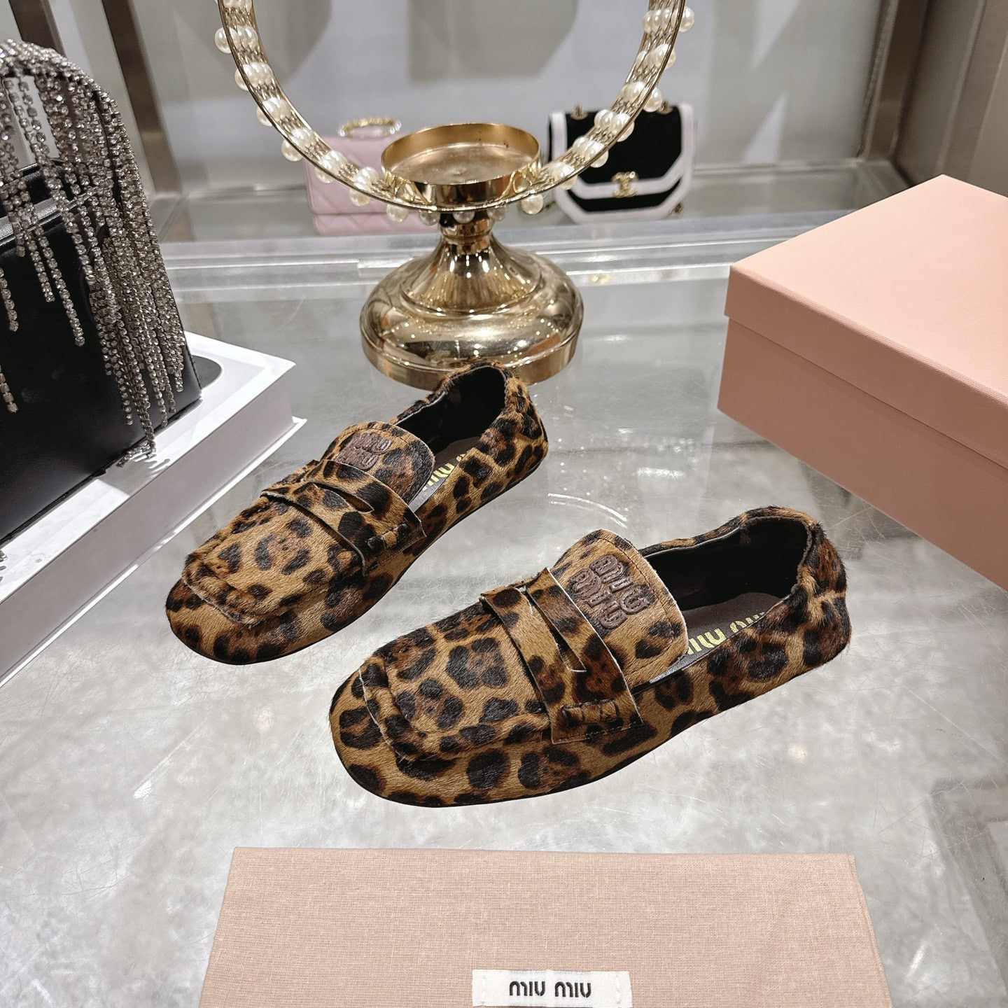 미우미우 26 신상 원터치 슬립온 플랫