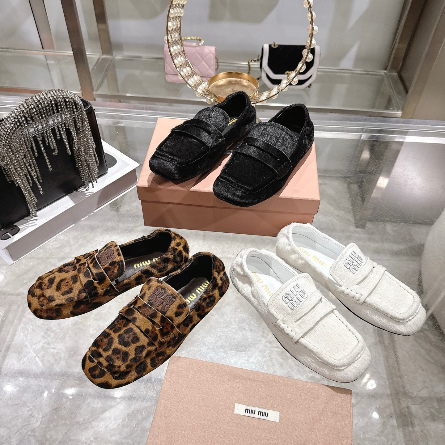 미우미우 26 신상 원터치 슬립온 플랫