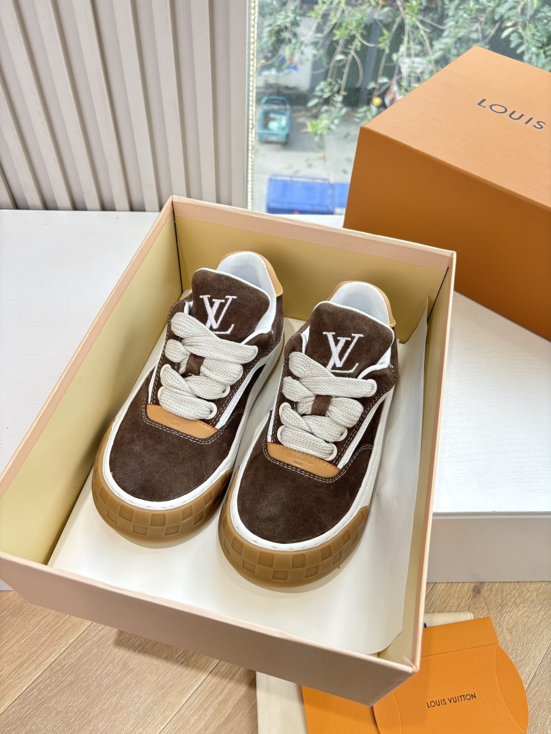 루이비통 틸티드 스니커즈