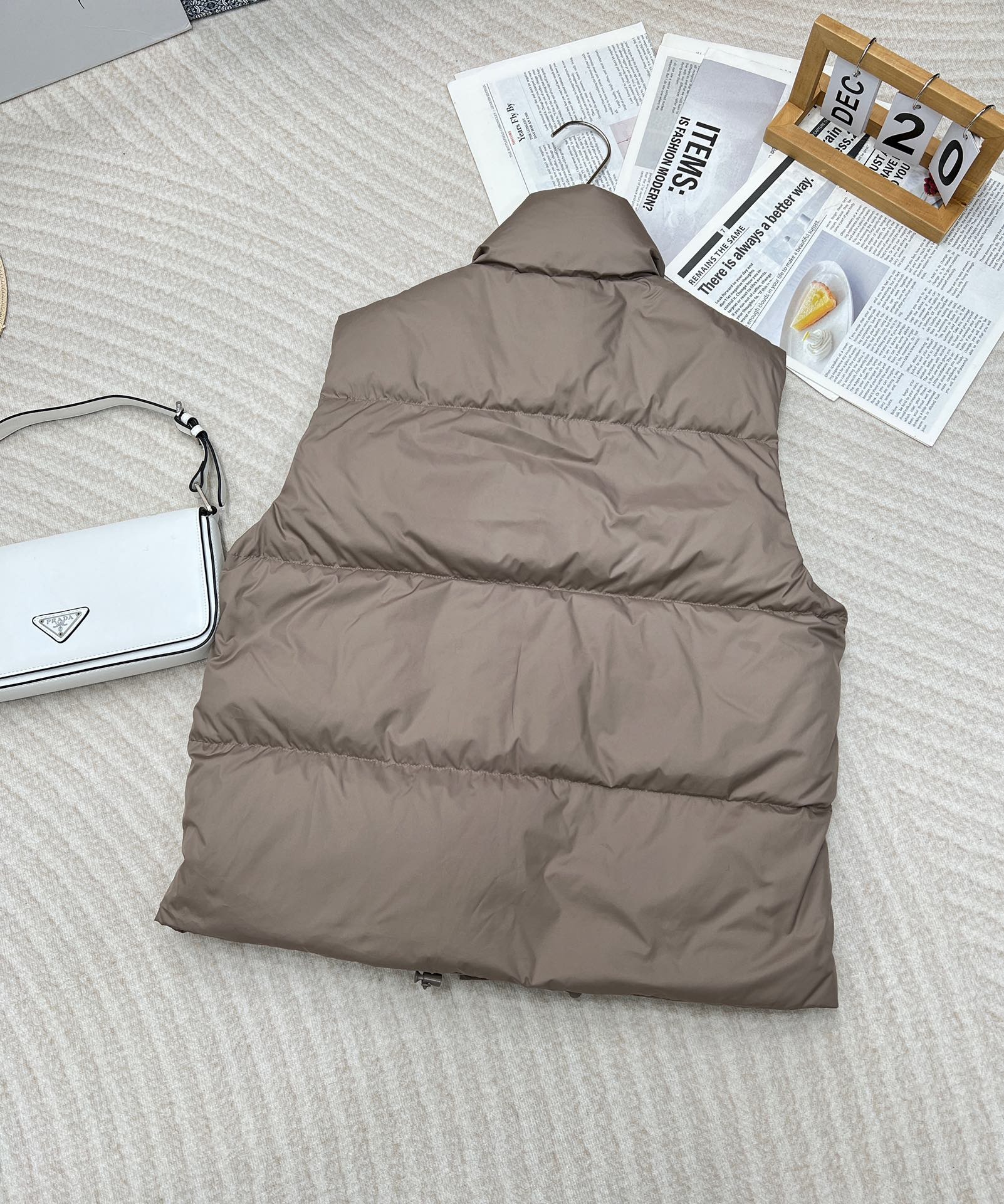 미우미우 아플리케 하이넥 패딩 베스트