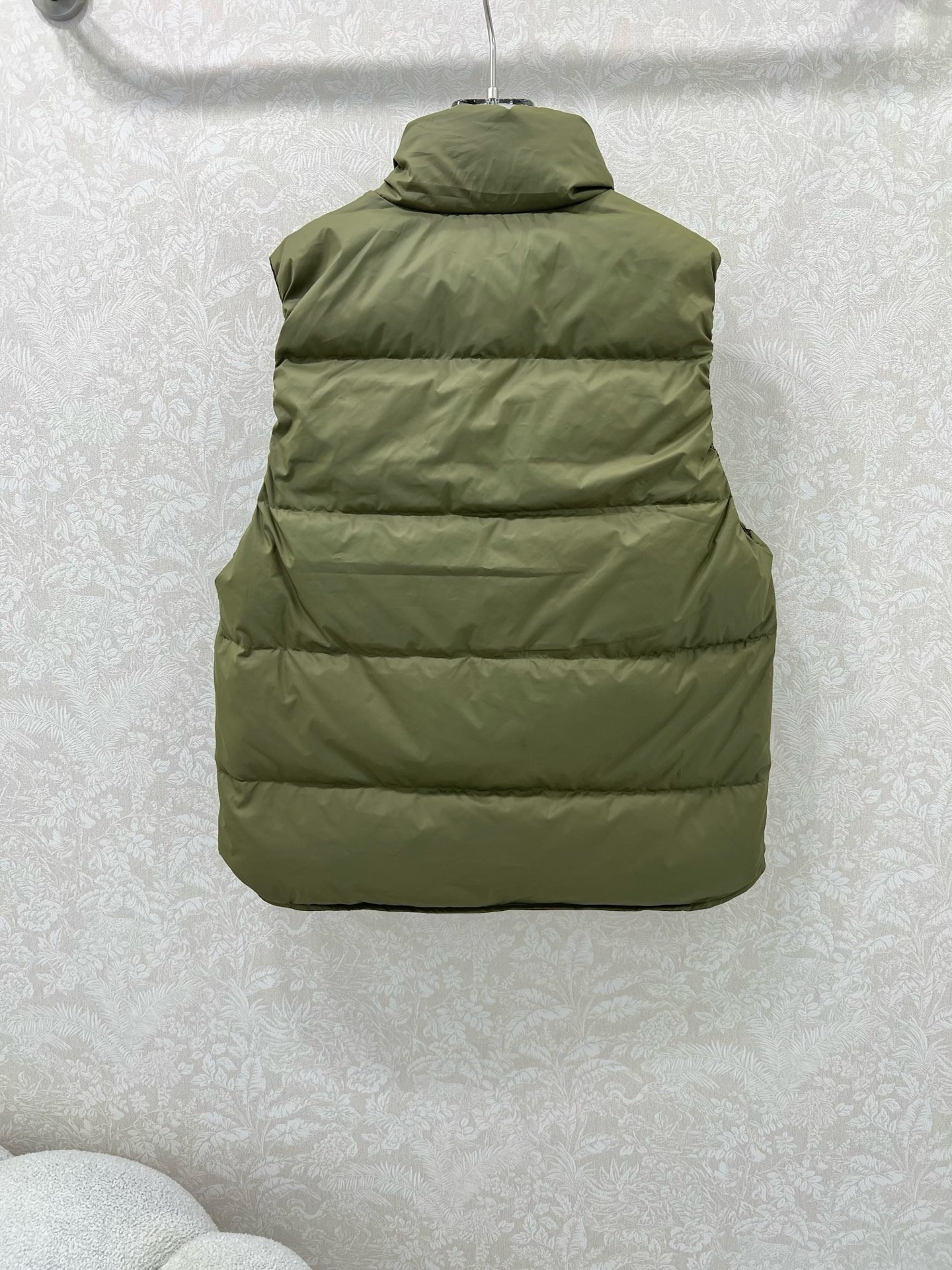 프라다 신상 롤업 패딩 조끼