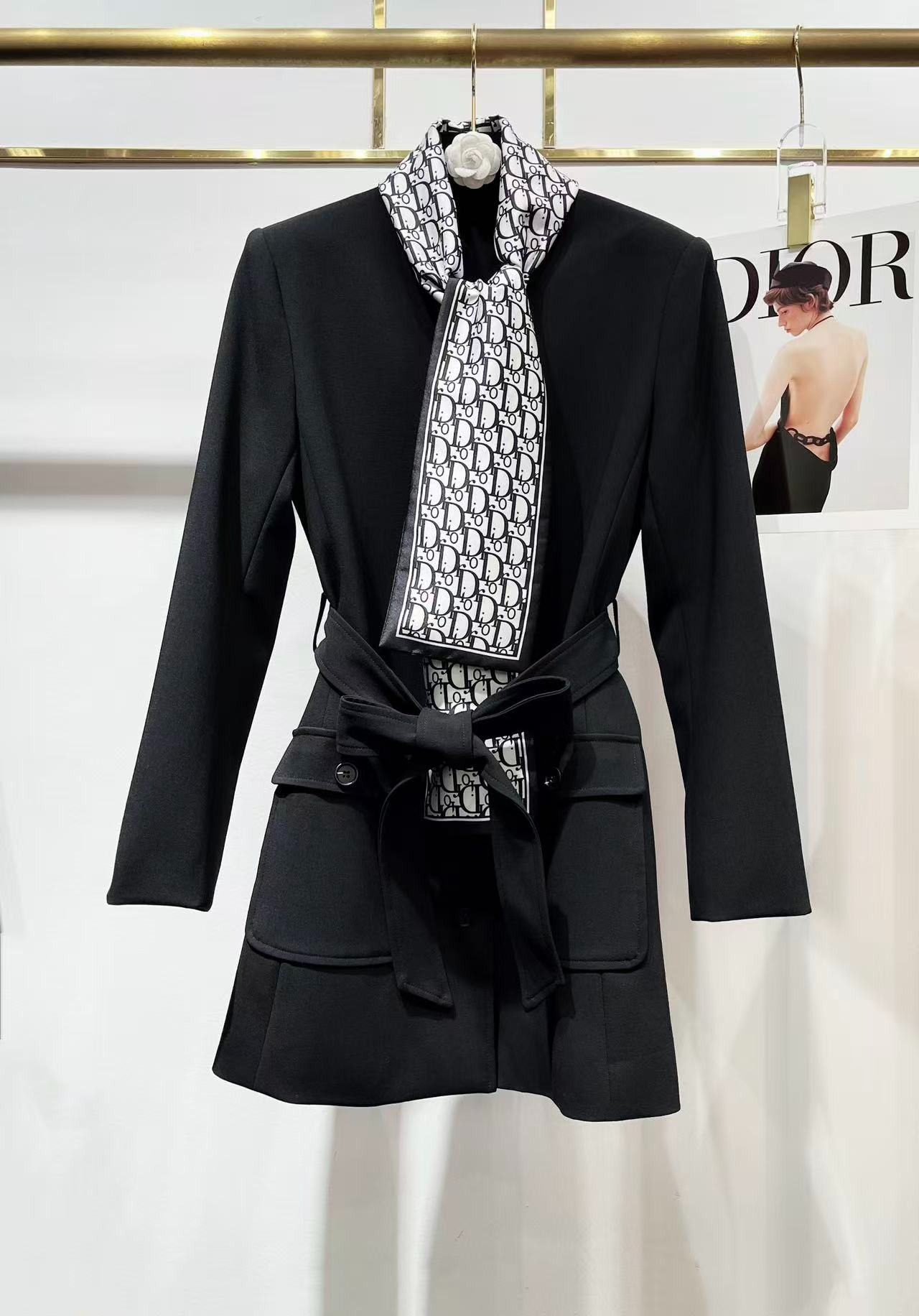 디올 신상 머플러 스탠드카라 울 하프코트