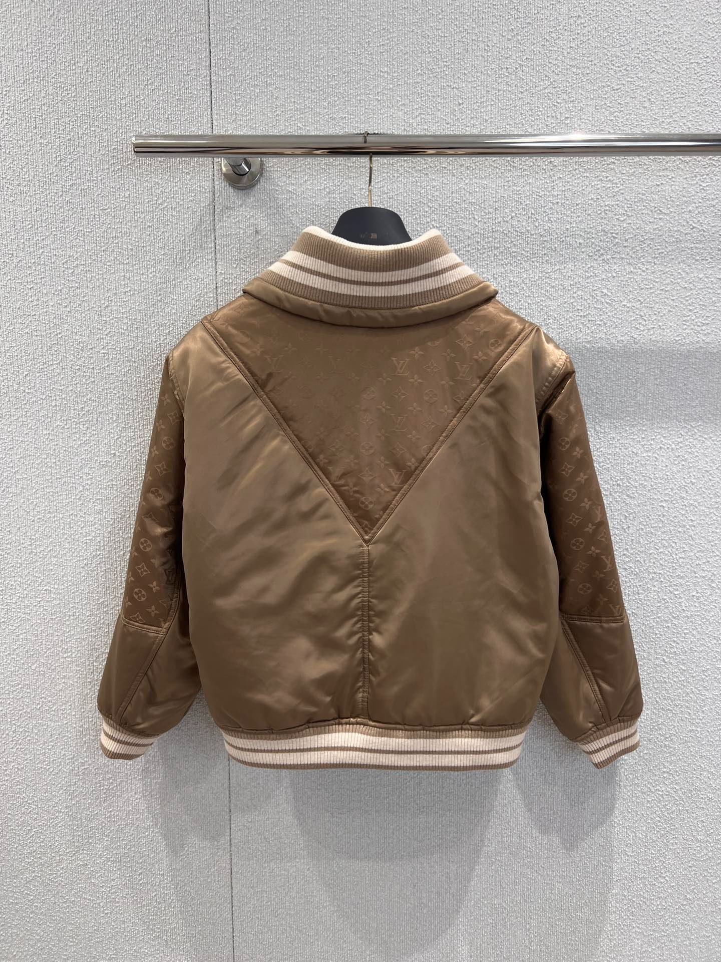 루이비통 25FW 신상 패티드 보머 재킷