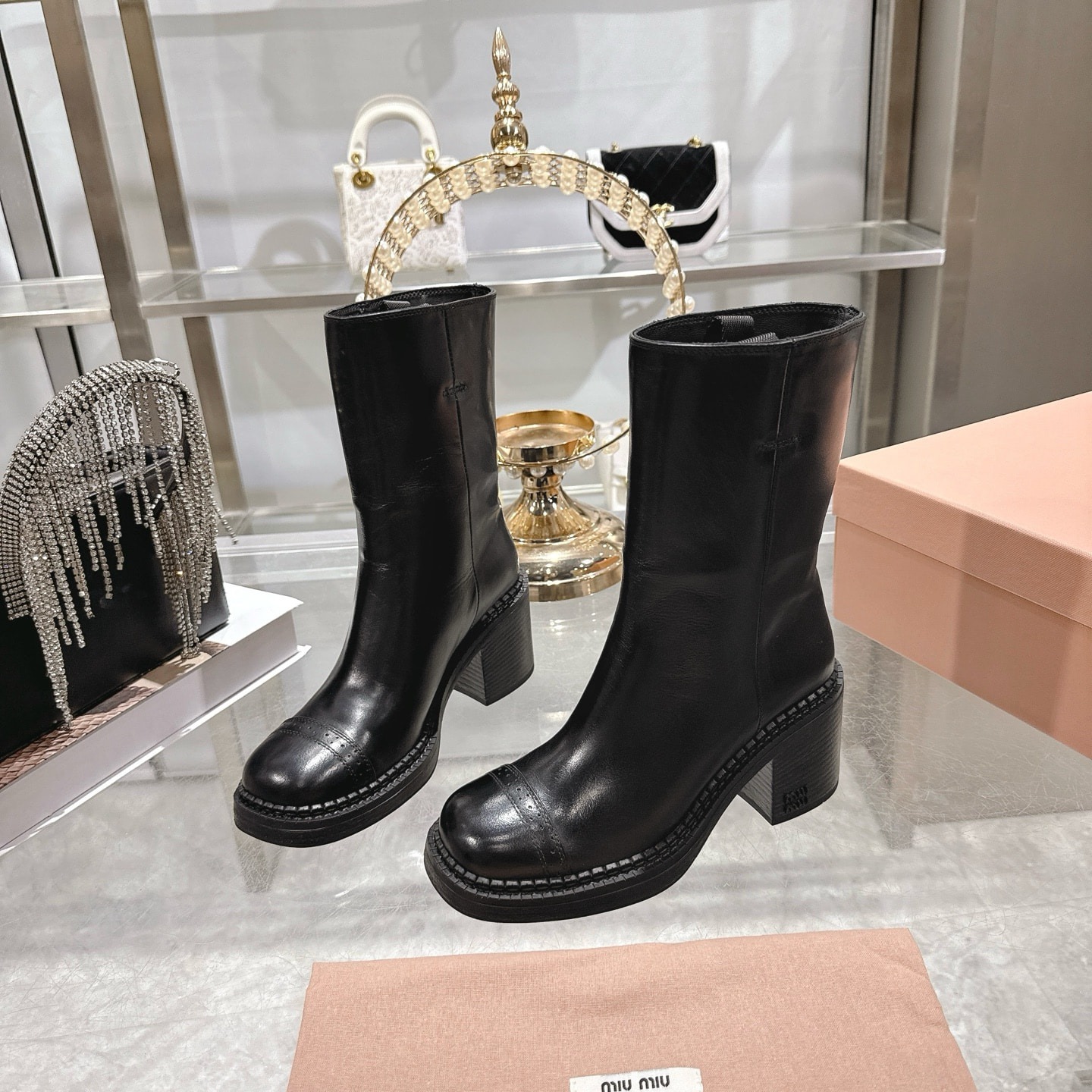 미우미우 신상 빈티지 가죽 앵클부츠