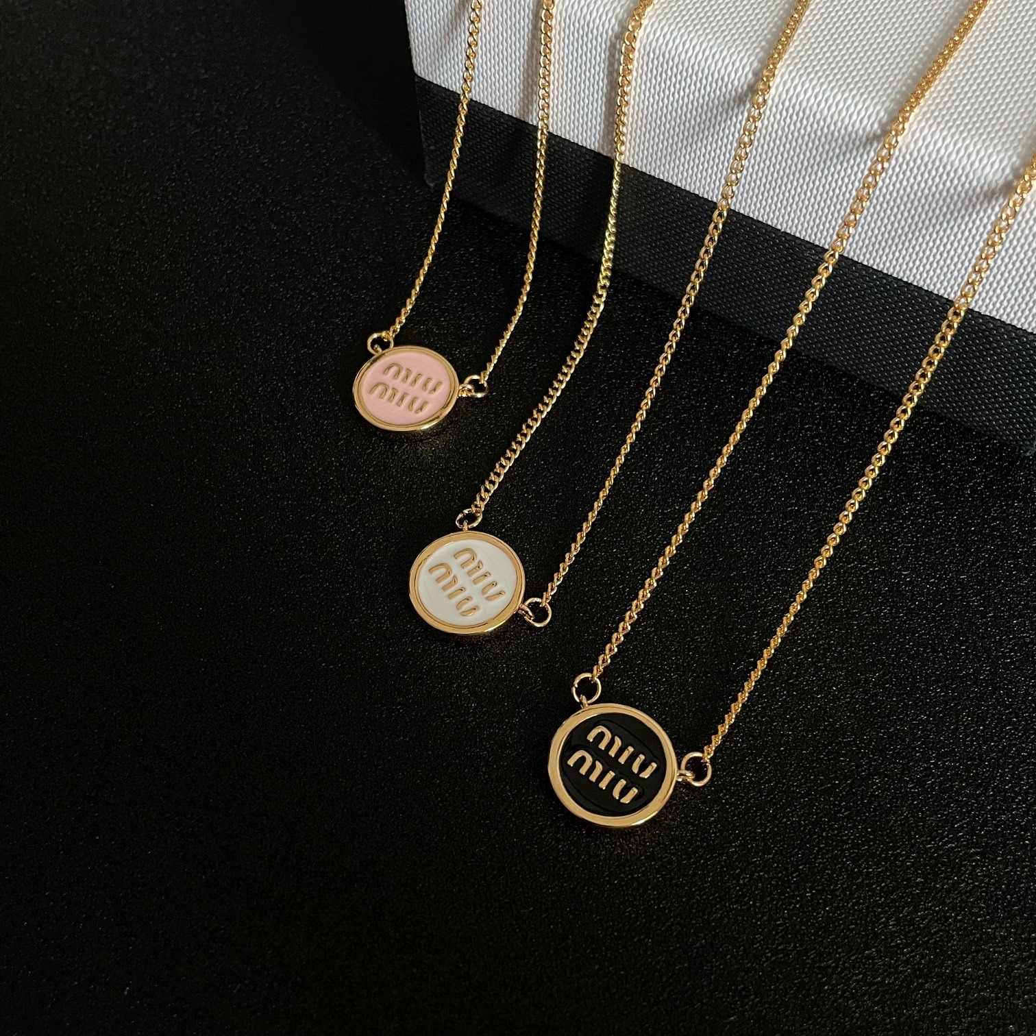 미우미우 이니셜 목걸이