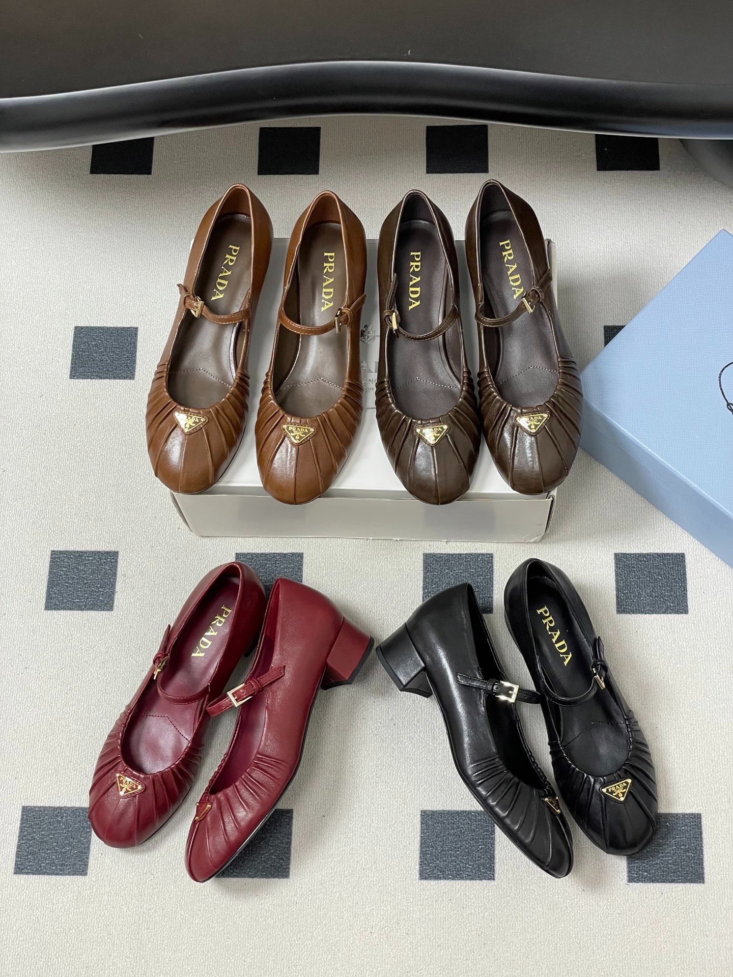 프라다 26S 봄여름 신상 클래식 통굽 샌들