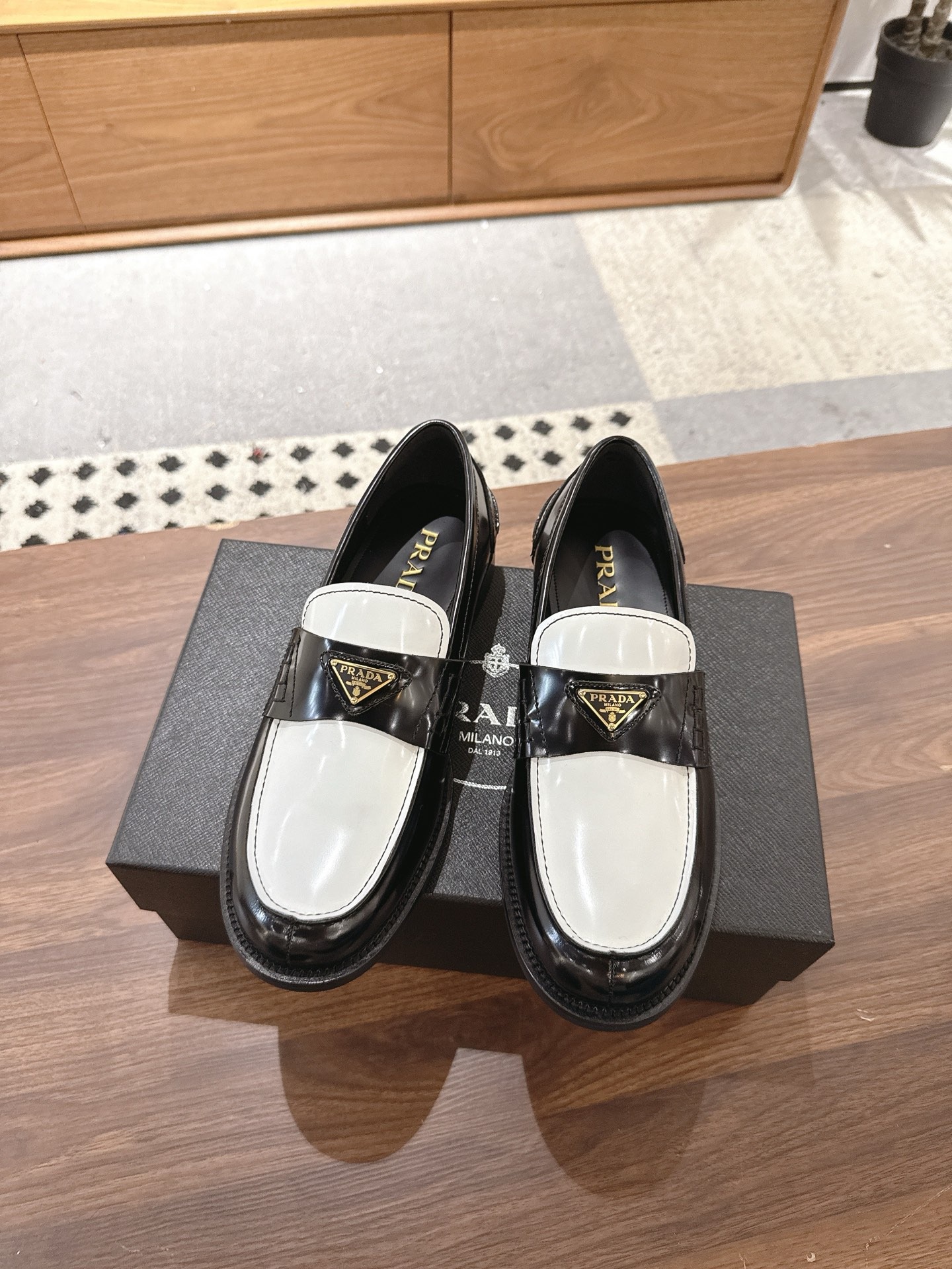 프라다 브러시드 가죽 로퍼