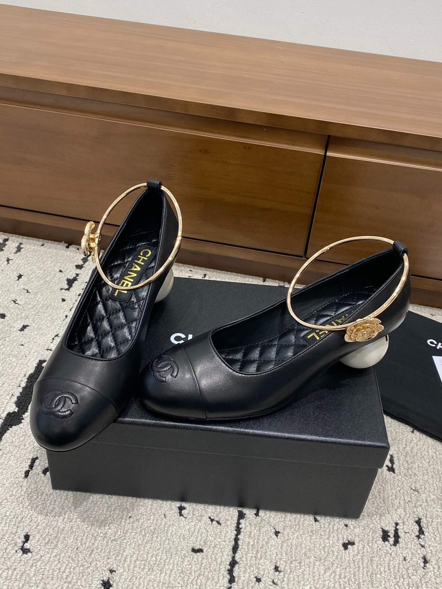 샤넬 26 뉴클래식 방울 진주굽 힐