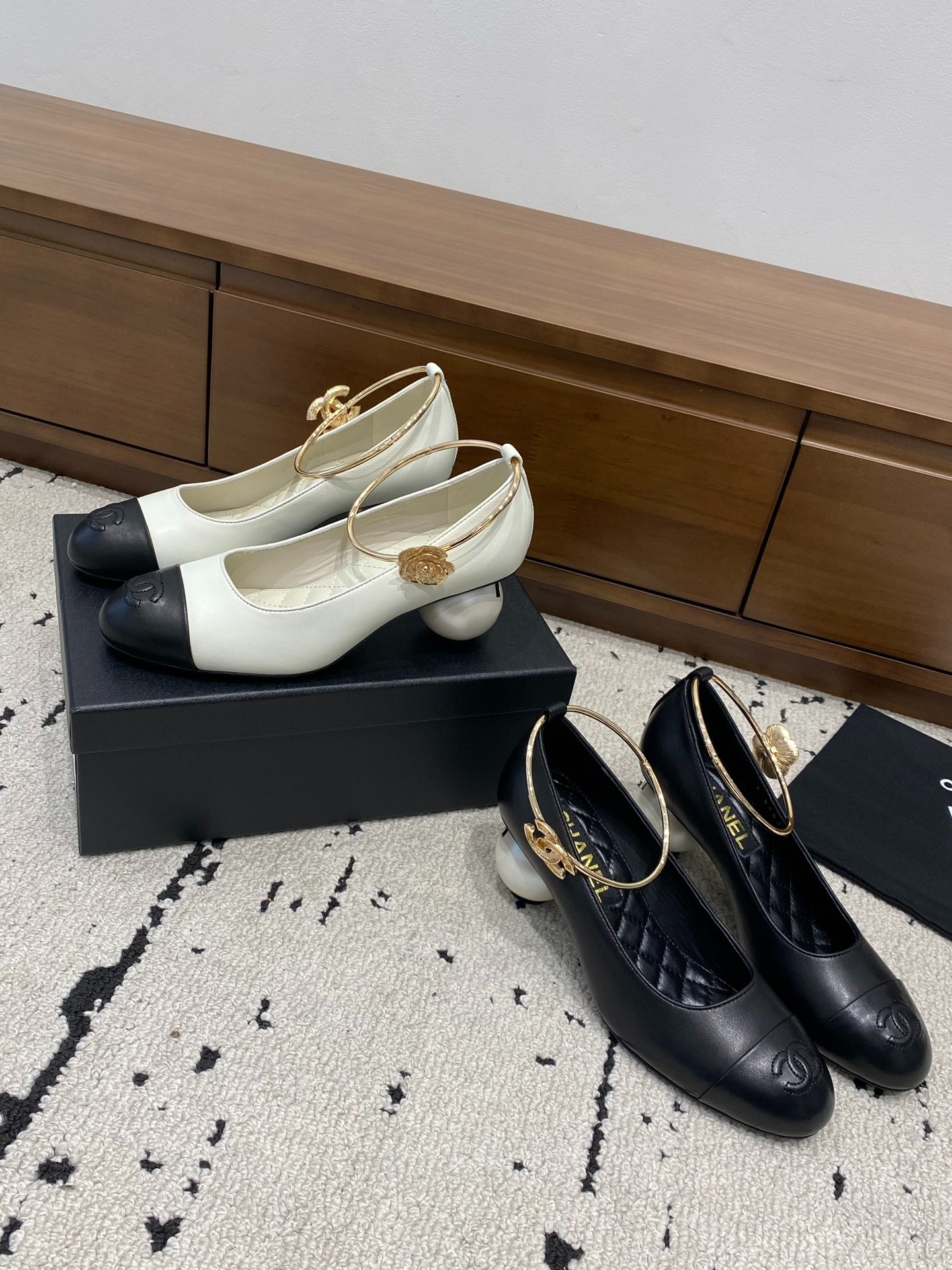 샤넬 26 뉴클래식 방울 진주굽 힐