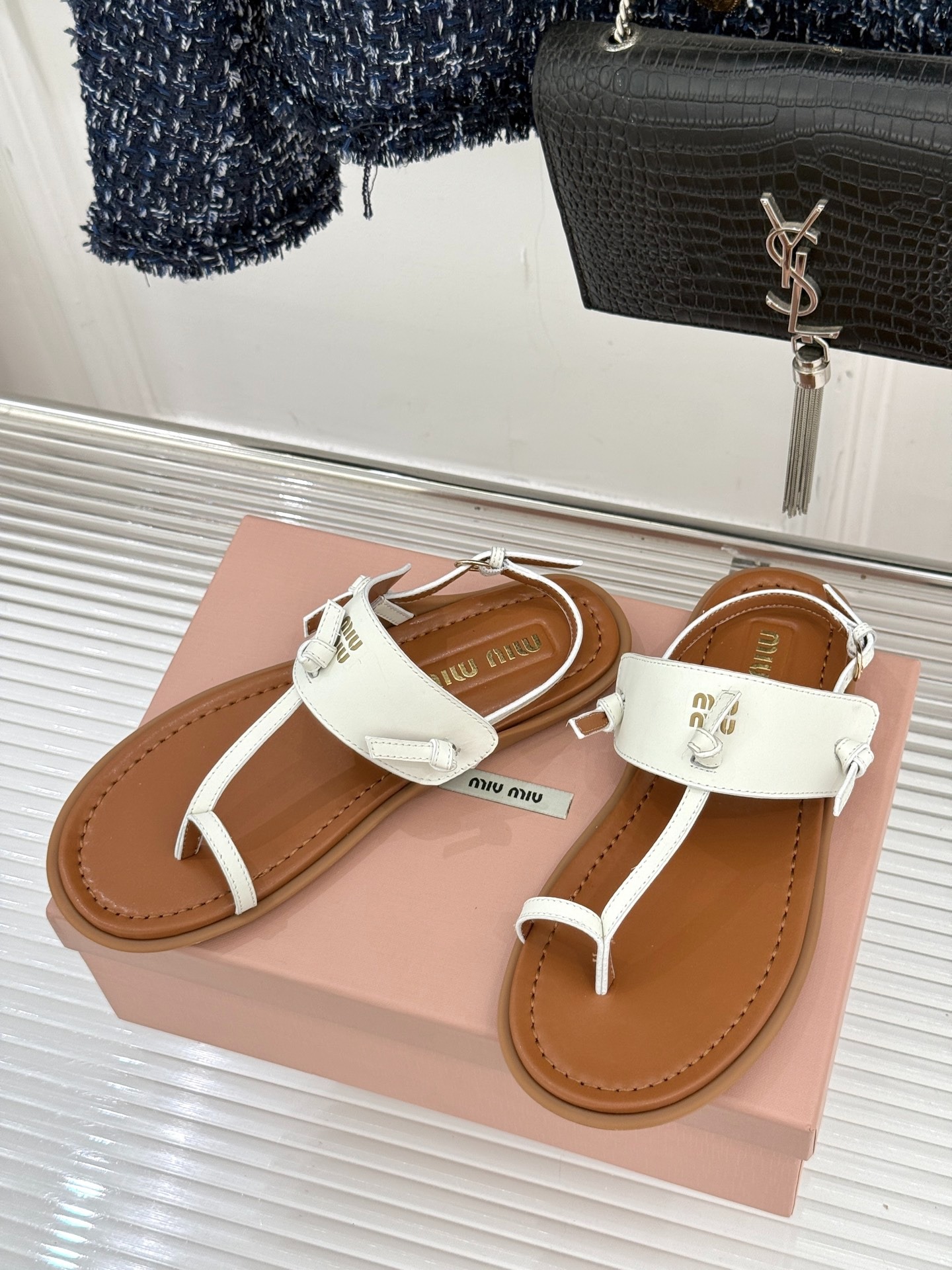 미우미우 26WF 봄 신상 플랫