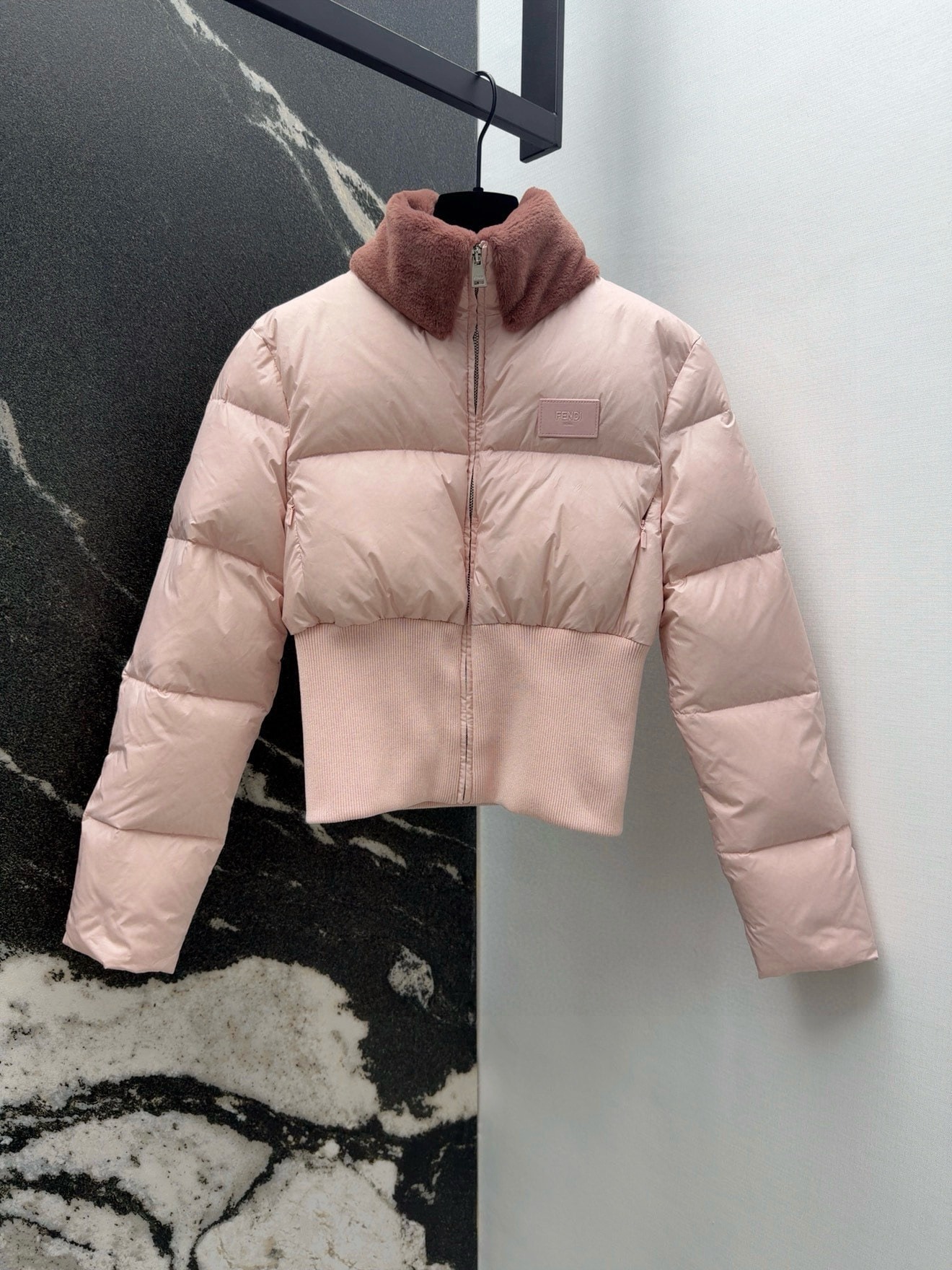 펜디 25 신상 패치 퍼 트리밍 숏패딩