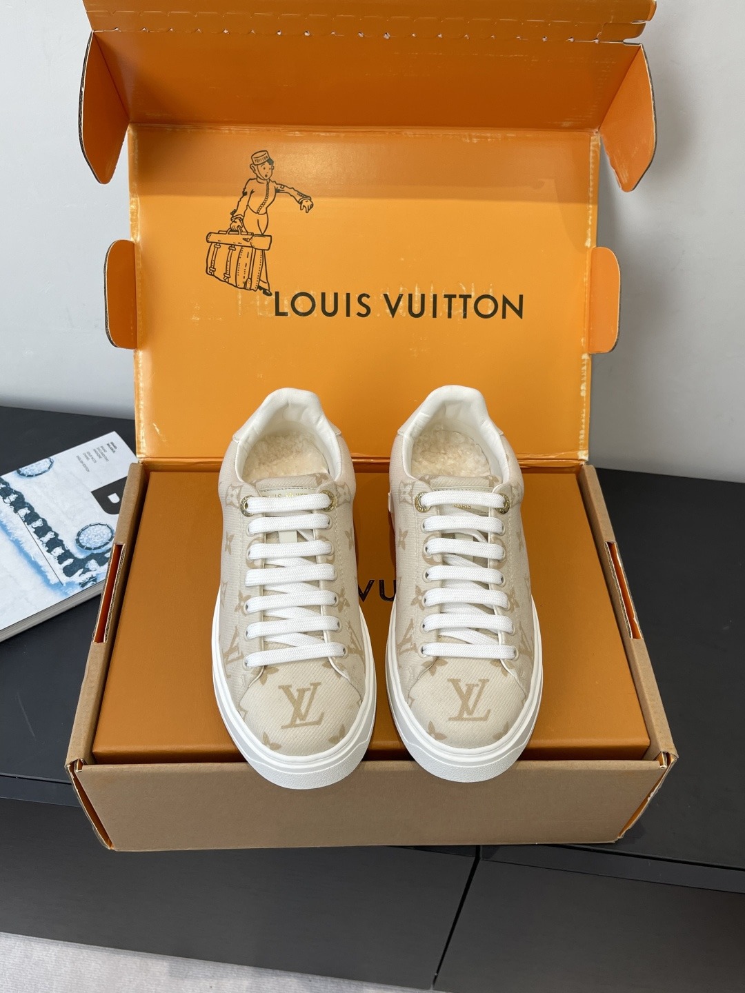 루이비통 캐주얼 스니커즈