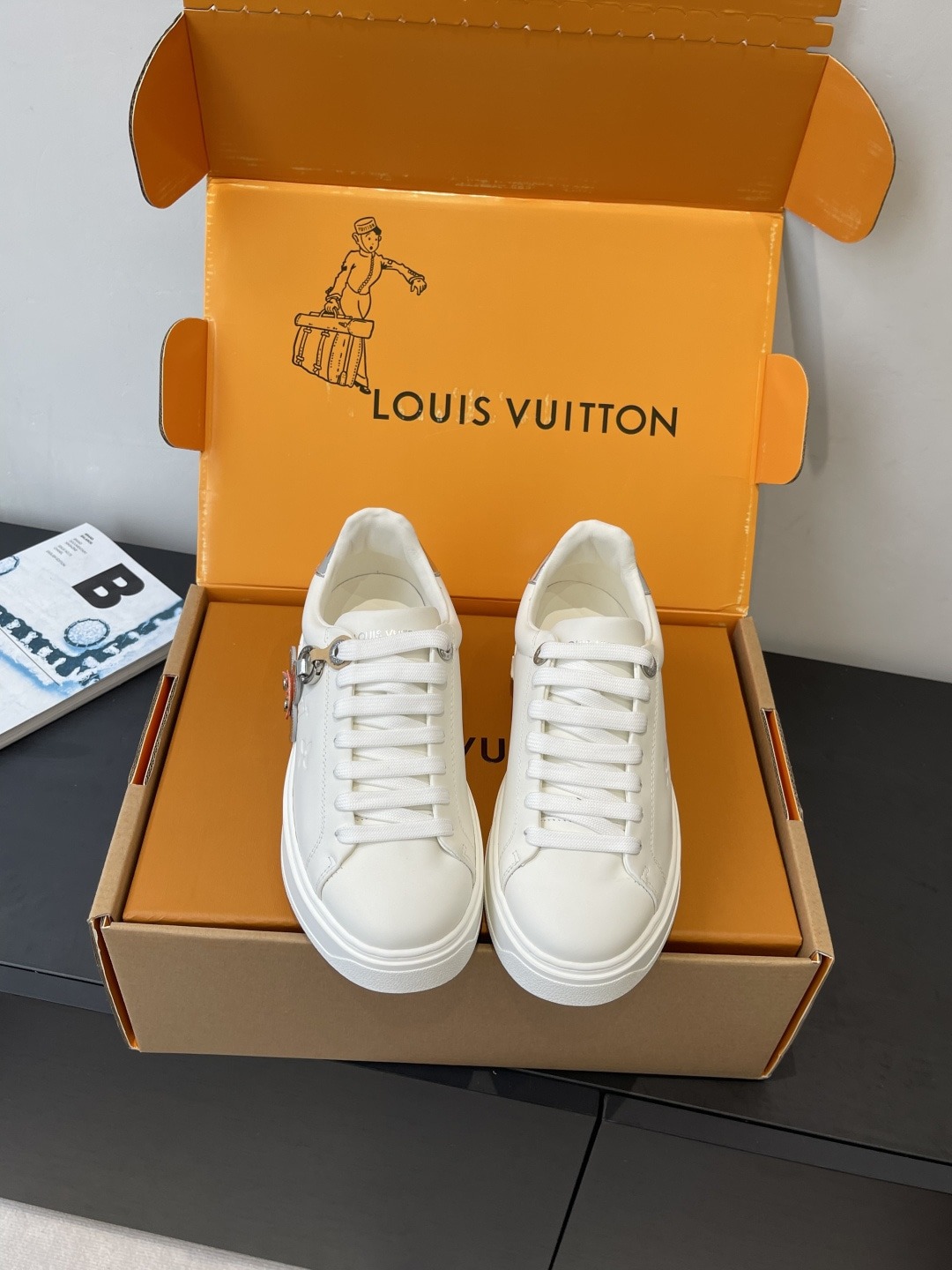 루이비통 캐주얼 스니커즈