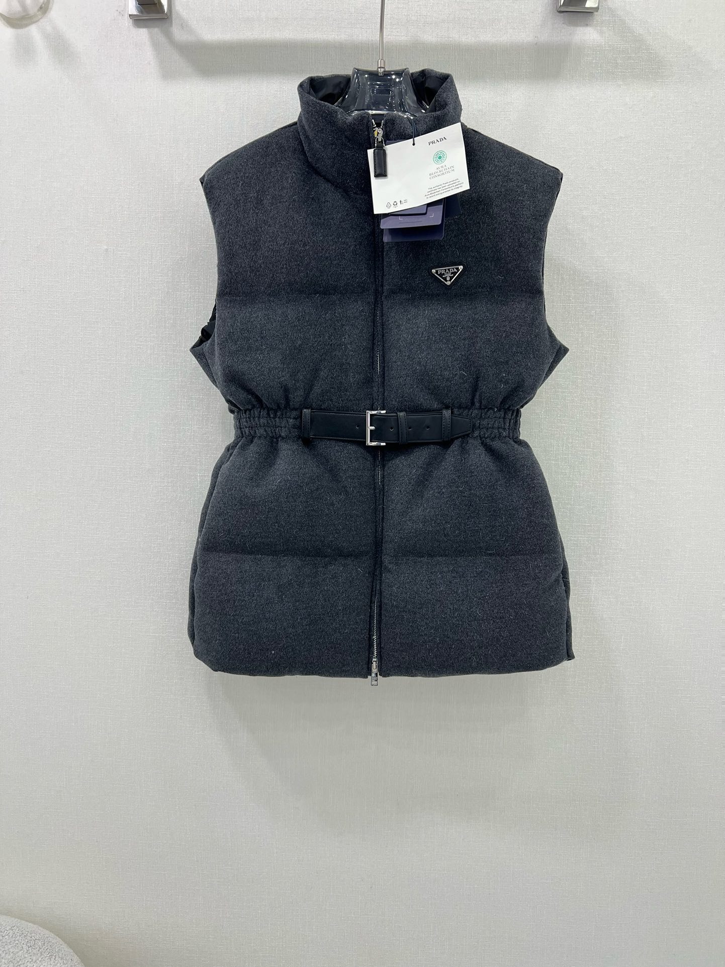 프라다 그레이 울 벨트 다운 질레