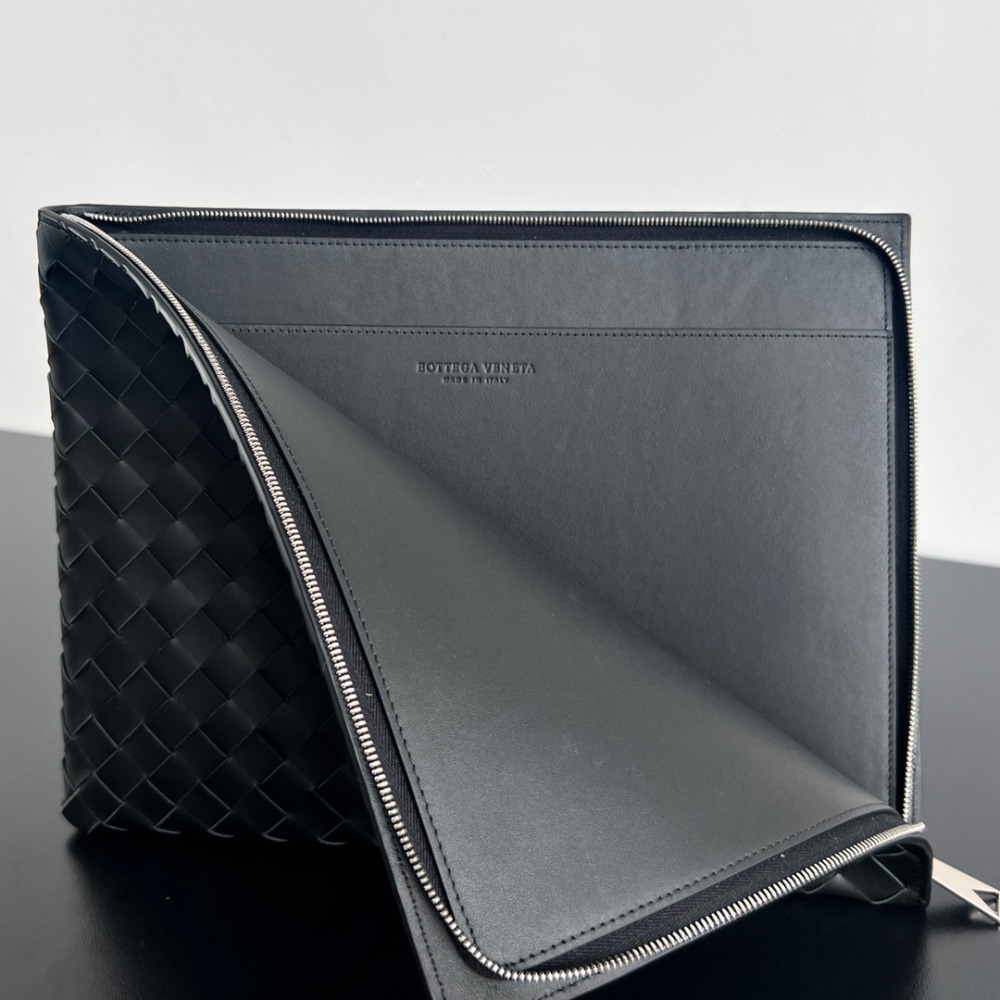 보테가베네타 인트레치아토 레더 하프 지퍼 파우치 607479