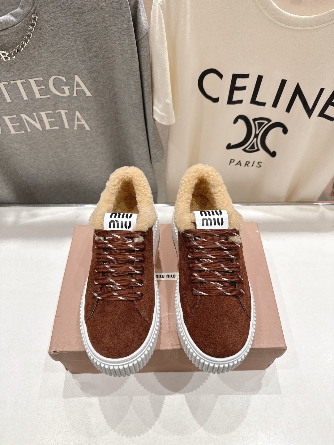 미우미우 25ss 신상 스트랩 통굽 스니커즈